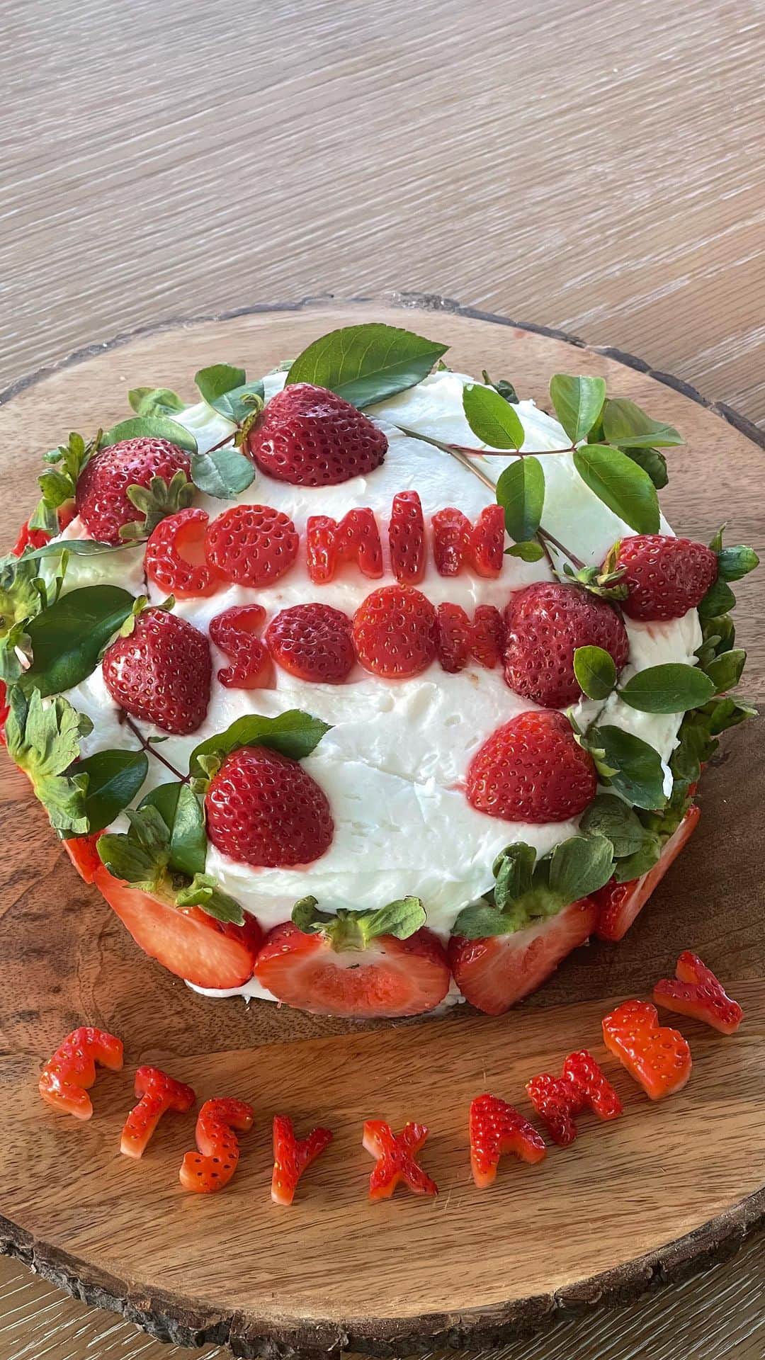 Amber Fillerup Clarkのインスタグラム：「Coming soooooon 🍓 my dream collab! Thank you for being as excited as I am about this 🥰 @etsy」