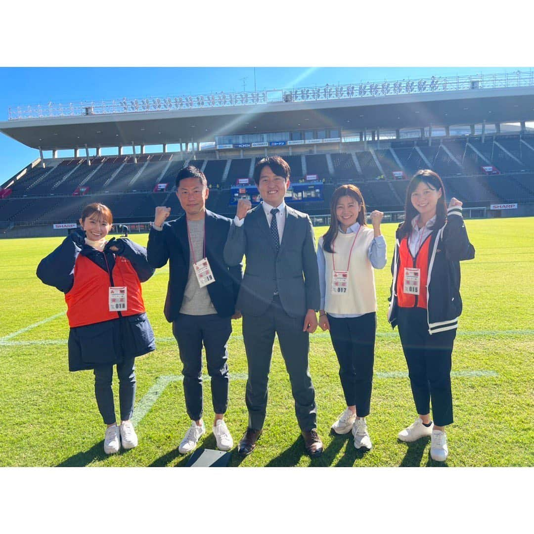 澤口実歩さんのインスタグラム写真 - (澤口実歩Instagram)「おはようございます！ 週末は高校サッカー選手権大阪大会 決勝の模様を生中継でお伝えしました⚽️ （当日はこのメンバー＋実況サポートで小澤アナ）  履正社高校、本当におめでとうございます！ 興國高校、素晴らしいプレーの一つ一つに 観客が沸いていました。 感動をありがとうございます！  1-1のまま延長戦に入るという まさに激戦、意地と意地のぶつかり合いで、 見ている側としては存分に楽しませてもらったのですが 選手たちにとっては本当に苦しい試合だったと思います😢  履正社高校、選手権ガンバレ！！📣 興國高校も、どうか全員が 良い形で次のステップに進めますように。  #全国高校サッカー選手権大会 #高校サッカー #大阪大会 #履正社 #興國 #サッカー部 #がんばれ」11月14日 7時58分 - miho_sawaguchi