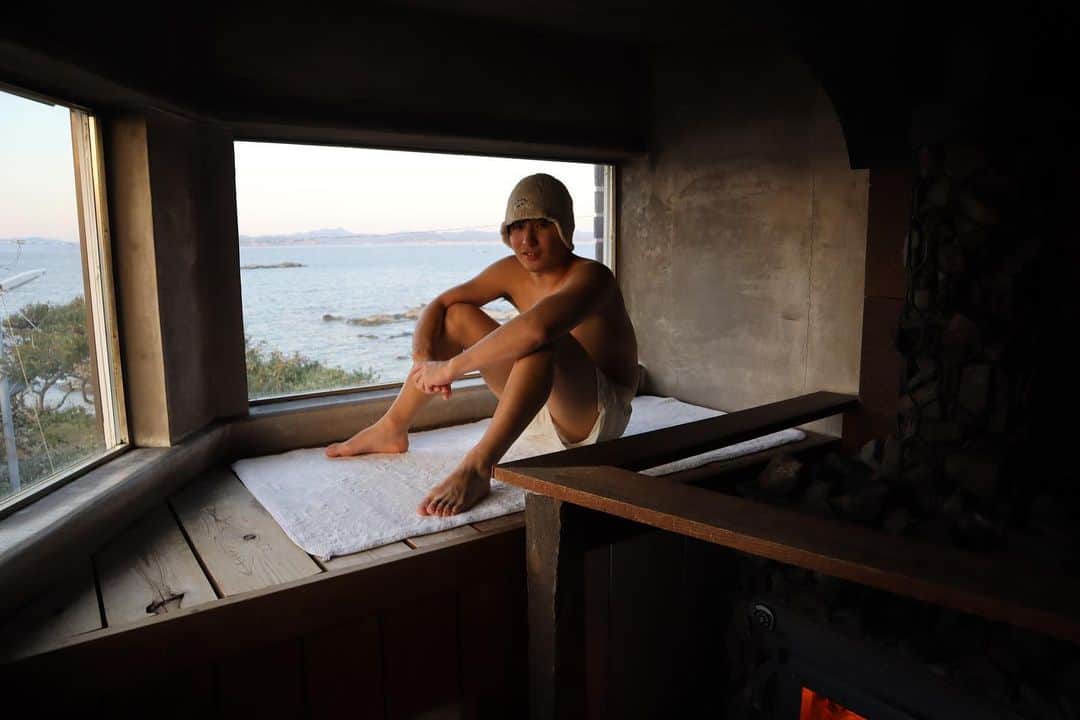 倉島大地さんのインスタグラム写真 - (倉島大地Instagram)「Sea Sauna Shack 🧖‍♀️🌊 (千葉 館山)  マイベストサウナです🧖‍♀️  貸切で男女でも入れて、 店員さんのホスピタリティも完璧💯  地元の千葉にあるってのもまた良い🌊  なかなか予約取りづらいけどここならいつでも行きたいな〜🤤  すぐ近くの海鮮のお店も美味しかった〜🐟  #seasaunashack  #シーサウナシャック #サウナ #🧖‍♀️ #千葉 #館山」11月14日 18時53分 - kurapi1