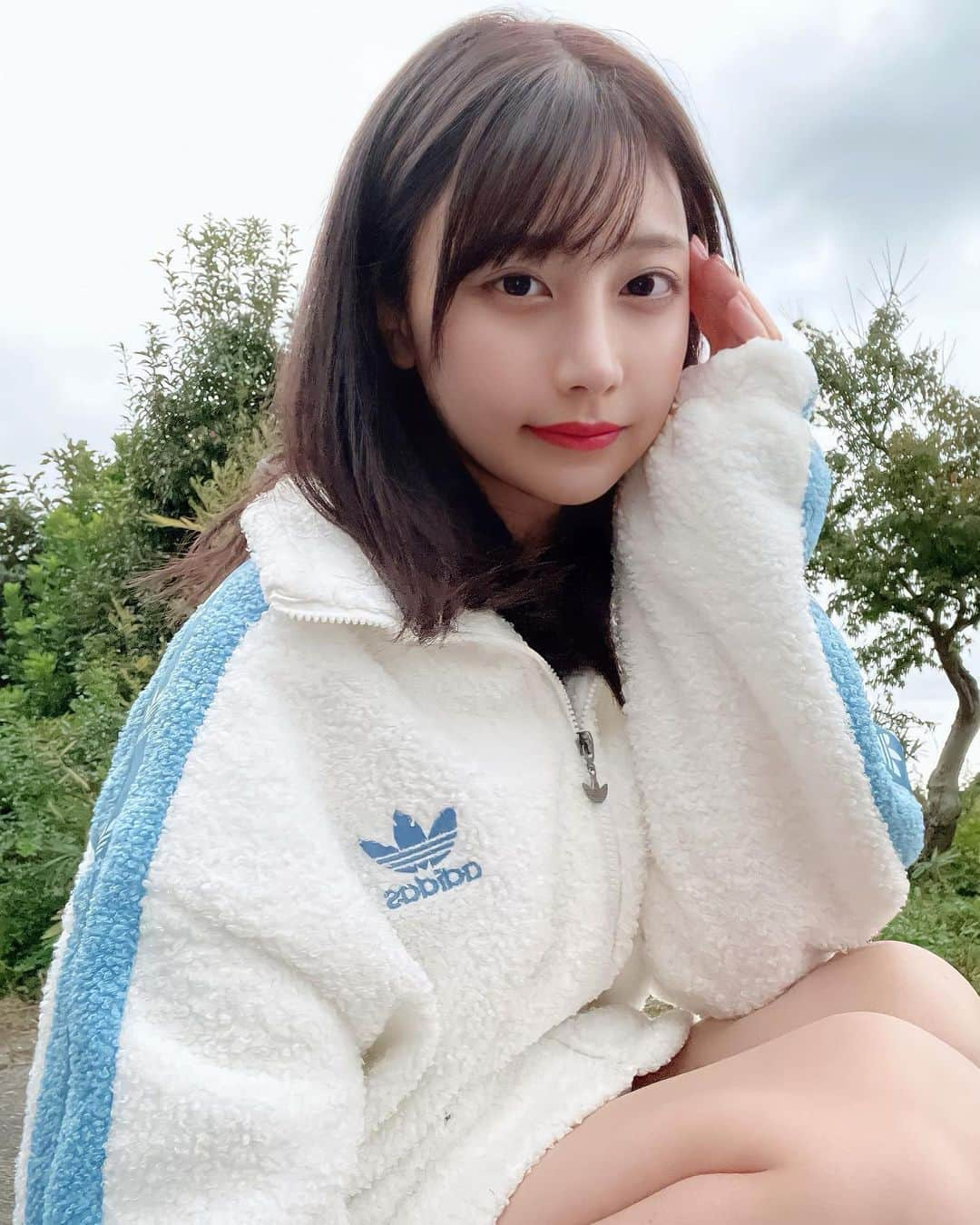 鈴木優香のインスタグラム：「寒くなってきたね〜🍃❄️ モコモコ服大好きだからちょっとうれしい😂  明日花キララさんプロデュースのリップ使った💄発色かわいい💓  #PETALO #ペタロ #キララリップ #2in1リップ」