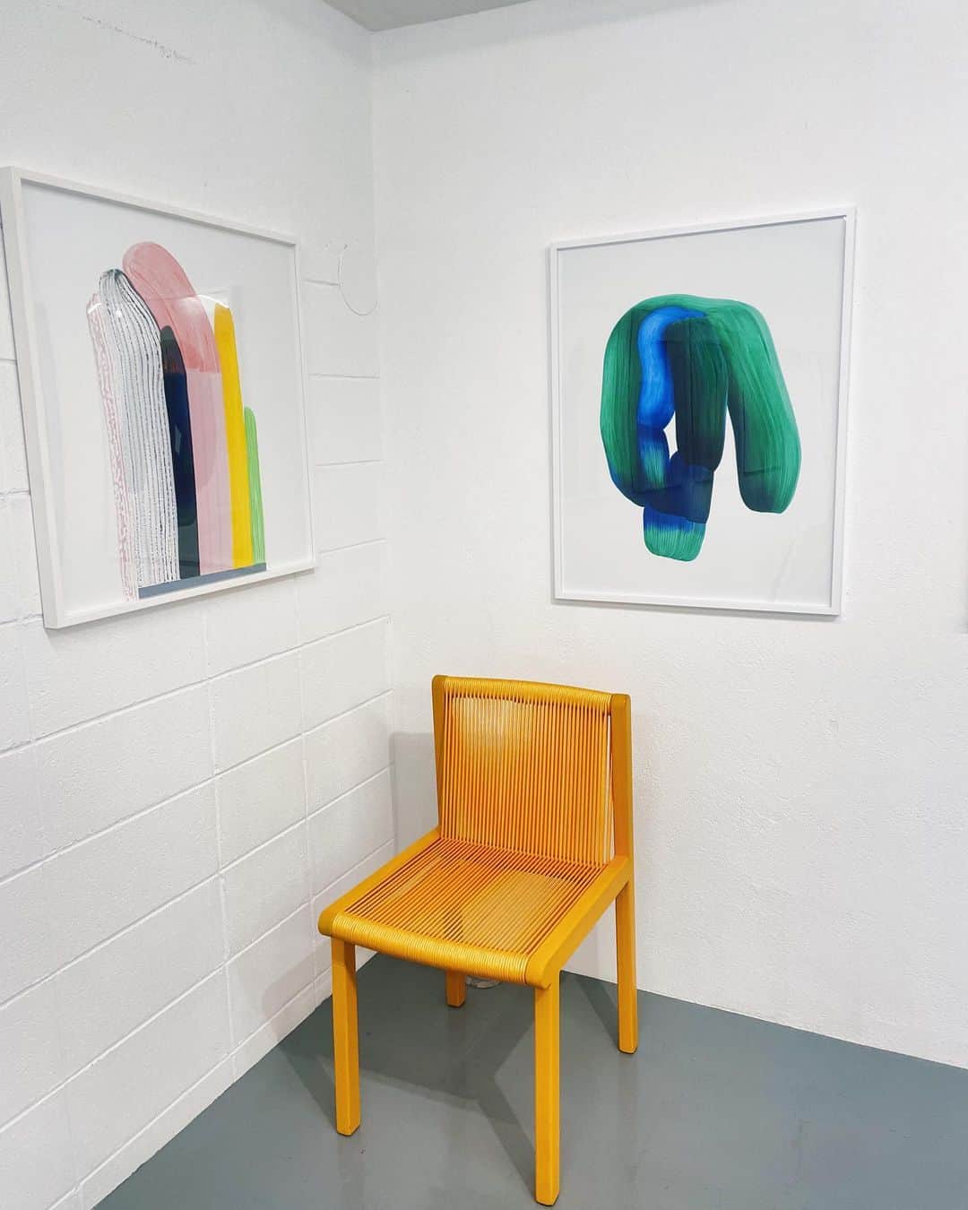 わちみなみのインスタグラム：「@ronanbouroullec   観に行きました。 水を感じ色と重なりに癒されました😊  #アート　#デザイン #ポスター　#ronanbouroullec」