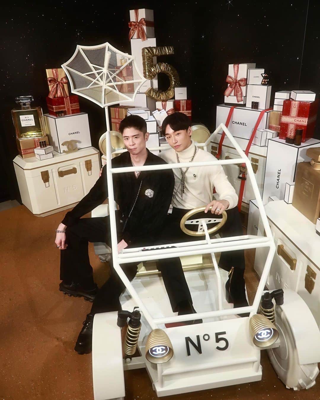 のインスタグラム：「@chanel.beauty 宇宙の旅🚀✨  アトラクション作っちゃうなんて流石 @chanel.beauty ❤️‍🔥　 可愛いホリデーコレクションがたくさんありました😍  #N5 #chanelbeautyholiday #taikinoah」