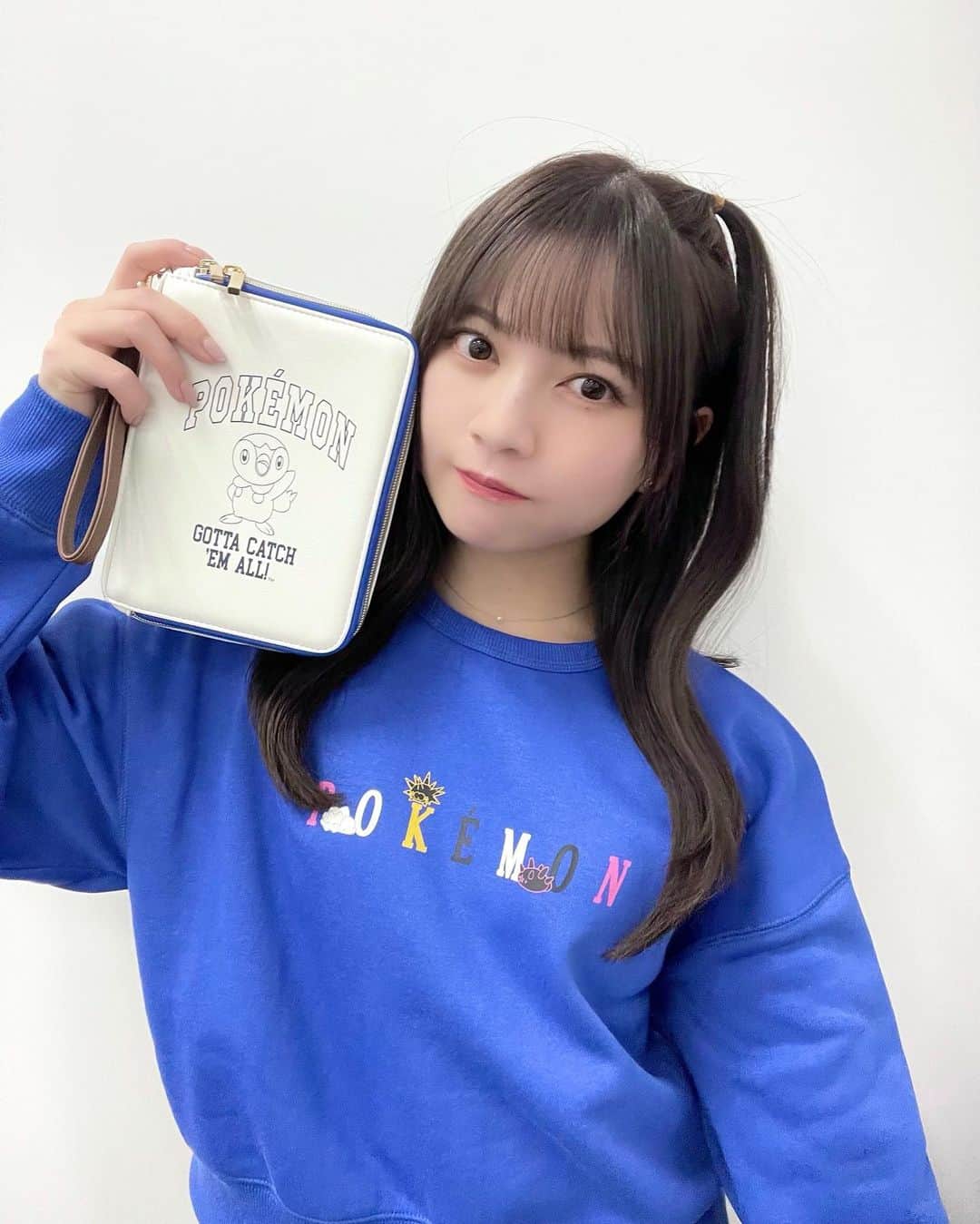 廣川奈々聖のインスタグラム：「ポケモンとのウィンターコレクション🐧❤︎ GUさんから頂いた〜🪄 ⁡ ⁡ このスウェット、ショート丈なの！ めちゃくちゃ推せる……！ ⁡ ポッチャマのポーチは 大きくて素材もしっかりしてるし、何よりも可愛い ꒰ᐡ´т ‧̫ т ̀ ᐡ꒱💕 ⁡ ⁡ 良かったらお揃いしよう〜♡ ⁡ ⁡ ⁡ ⁡ ⁡ #GU #PR #pokemon #ポケモン #ポケモンポーチ #ポケモンロゴスウェット」