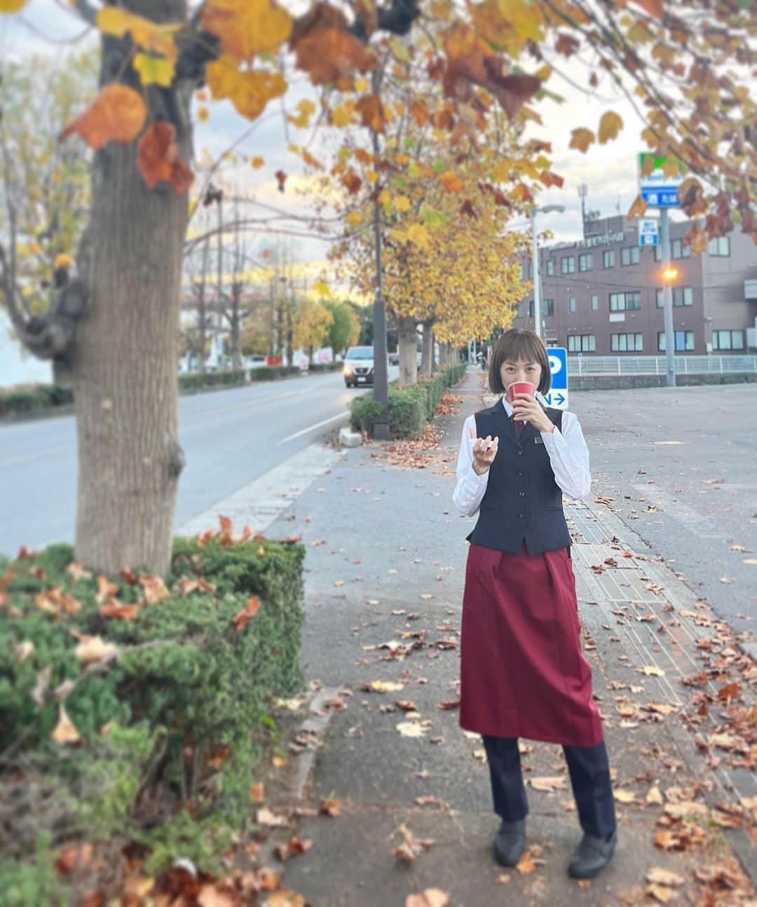 高岡早紀 のインスタグラム：「撮影の合間のコーヒーブレイク。 ほんの少しだけ、黄昏時の空を眺めた。。 全てがすっかり秋色に。」