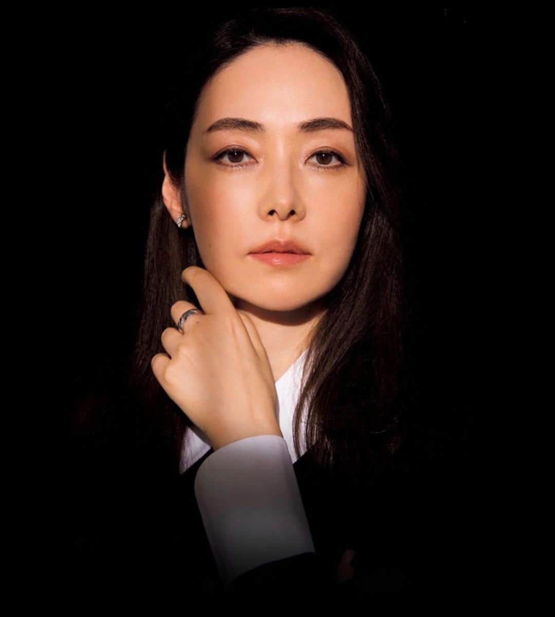 霧島れいかのインスタグラム：「✴︎✴︎Precious✴︎✴︎ プレシャス 12月号掲載  とても素敵で楽しい撮影でした🙏 インタビューも載せて頂いております。 是非チェックして頂けますと嬉しいです。 どうぞよろしくお願いします✨  photo....石倉和夫 make-up...Asami Taguchi hair..... Takayuki Nukui stylist... 永岡美夏 @mikabebe0808  beauty director...松澤章子  #chanel #chanelbeauty  #precious」