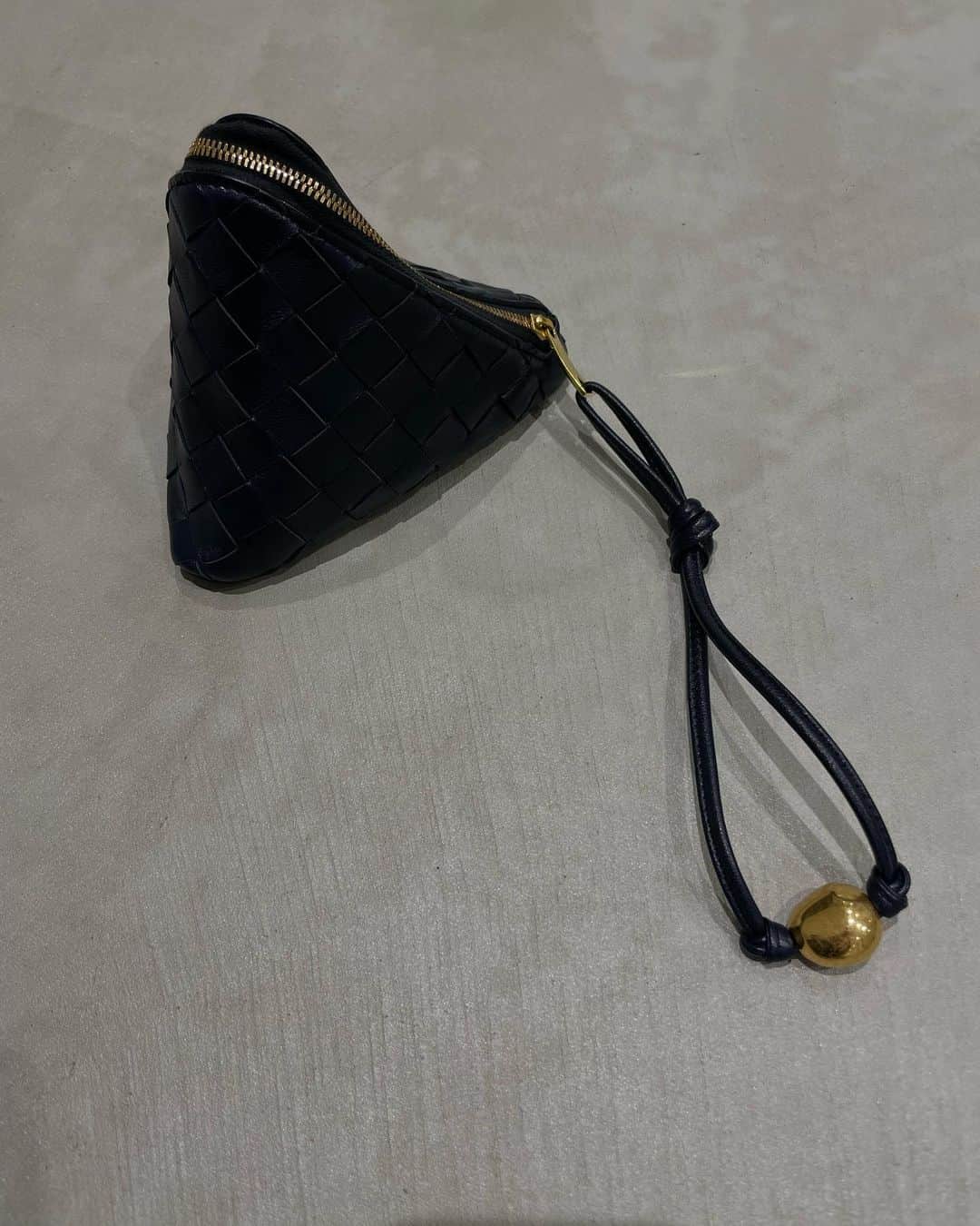 正中雅子のインスタグラム：「△△△ @newbottega   なんにも入らないのに惹かれる🫠  #bottegaveneta」