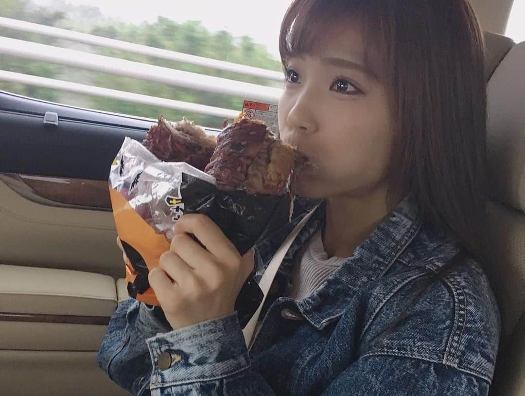 石原優衣さんのインスタグラム写真 - (石原優衣Instagram)「めぐちゃんご卒業おめでとうございます🫶🏻 10年間アイドルお疲れ様でした💙  これからもずっとずっと大好きです🥰  最後の写真は私がメンバーになってめぐちゃんと初めて2人で写真を撮ってもらった時です 緊張しすぎて私の顔ひきつってる🤨 もっともっとたくさん写真載せたかったけどインスタは10枚が限界でした、、  これからもめぐちゃんが幸せでありますように🫶🏻」11月14日 10時24分 - yuyu_ishihara