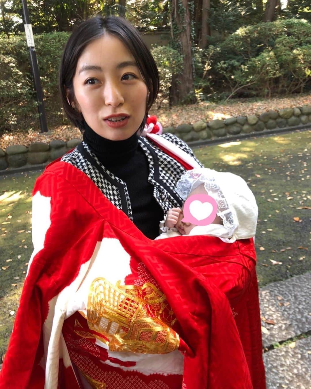 歌川菜穂さんのインスタグラム写真 - (歌川菜穂Instagram)「. 出産からあっという間に1ヶ月が過ぎ、先日お宮参りに行ってきました。  着物は私と姉たちが子供の頃に使っていたもののお下がり👘 真っ赤に金かっこい〜  母になった実感があまりないですが、写真をみるとちゃんと母の顔してるんだよな〜  最近の口癖は「待って。1日終わるの早…」で 毎日ドタバタで いっぱいいっぱいで大変だけど 可愛すぎて愛おしすぎて毎日幸せです  息子の旅がどうか優しくありますように😌」11月14日 10時29分 - utagawanao
