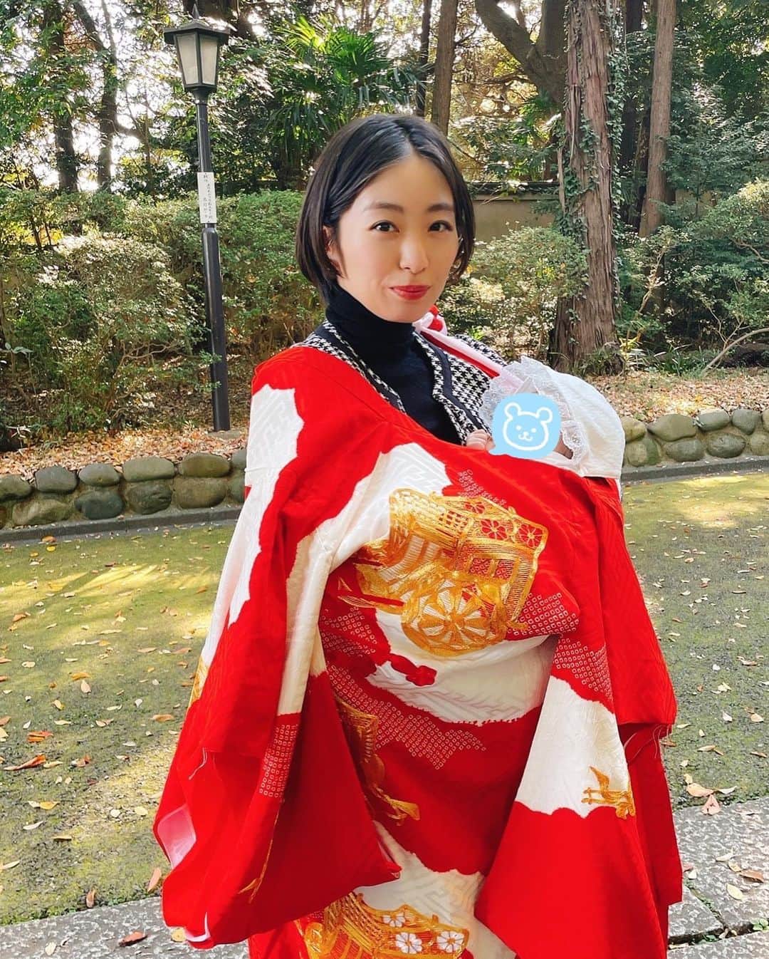 歌川菜穂さんのインスタグラム写真 - (歌川菜穂Instagram)「. 出産からあっという間に1ヶ月が過ぎ、先日お宮参りに行ってきました。  着物は私と姉たちが子供の頃に使っていたもののお下がり👘 真っ赤に金かっこい〜  母になった実感があまりないですが、写真をみるとちゃんと母の顔してるんだよな〜  最近の口癖は「待って。1日終わるの早…」で 毎日ドタバタで いっぱいいっぱいで大変だけど 可愛すぎて愛おしすぎて毎日幸せです  息子の旅がどうか優しくありますように😌」11月14日 10時29分 - utagawanao