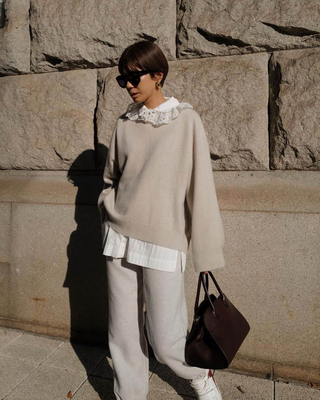 正中雅子のインスタグラム：「ふわふわしたシーズンムードのあるニットとパンツであったかコーデ🧶🤍  とにかく軽くて着やすいカシミヤニットにお気に入りのブラウスをin🤍  ボトムスは、ボイルウールパンツのIVO☺︎  明日入荷のアイテムは着やすくて温かいものも多くて 見た目にも冬らしくていい❄️  11/15 (tue)12:00-  #MACHATT #masaco服」