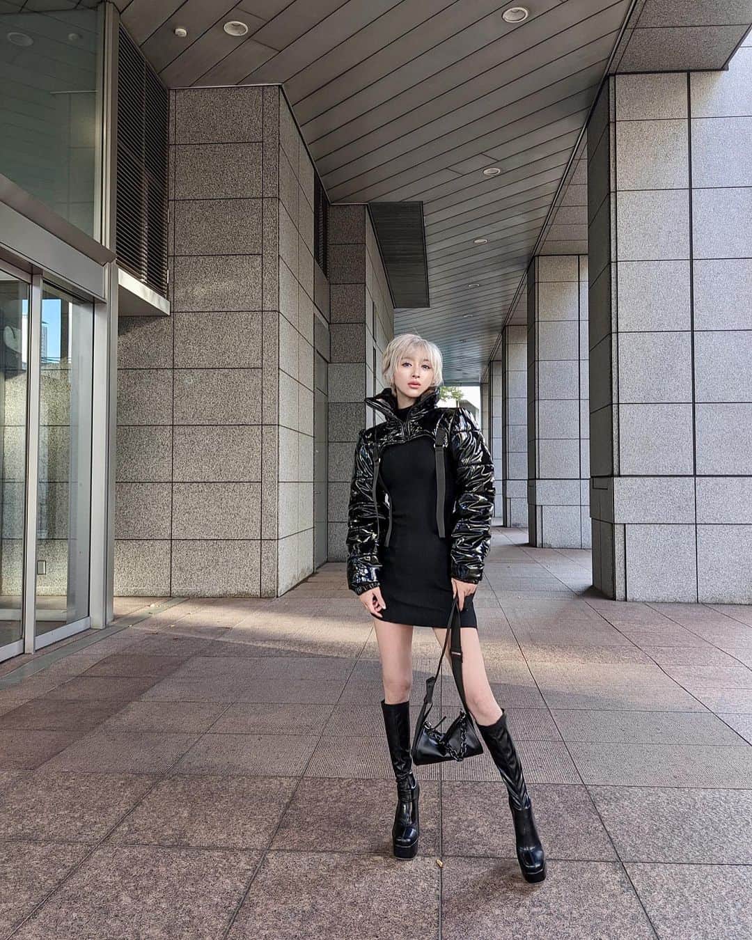 美咲あいりのインスタグラム：「_ 𝐒𝐇𝐄𝐈𝐍  𝐁𝐥𝐚𝐜𝐤  𝐅𝐫𝐢𝐝𝐚𝐲🖤 @sheinofficial @shein_japan  ⁡ ⁡ ⁡ coordinate1 ◼︎Exposed Back Ultra Cropped Winter Coat 　　11300242 ◼︎Solid Turtleneck Bodycon Sweater Dress 　　1672840 ◼︎Square Toe Platform Chunky Heeled Sock Boots 　　11618441 ◼︎Chain Decor Crossbody Bucket Bag 　　5969722 ⁡ coordinate2 ◼︎Ribbed Knit Sweater Dress &  Mock Neck High Low Shrug Sweater 　11673825 ⁡ ⁡ ⁡ COUPON CODO 【 SGFairi 】 ⁡ ⁡ 1～5999円まではSALE価格より15%OFF 6000円以上は20%OFF ⁡ #SHEIN #SHEINforall #OOTD #SHEINgoodfinds #SHEINblackfriday #ad」