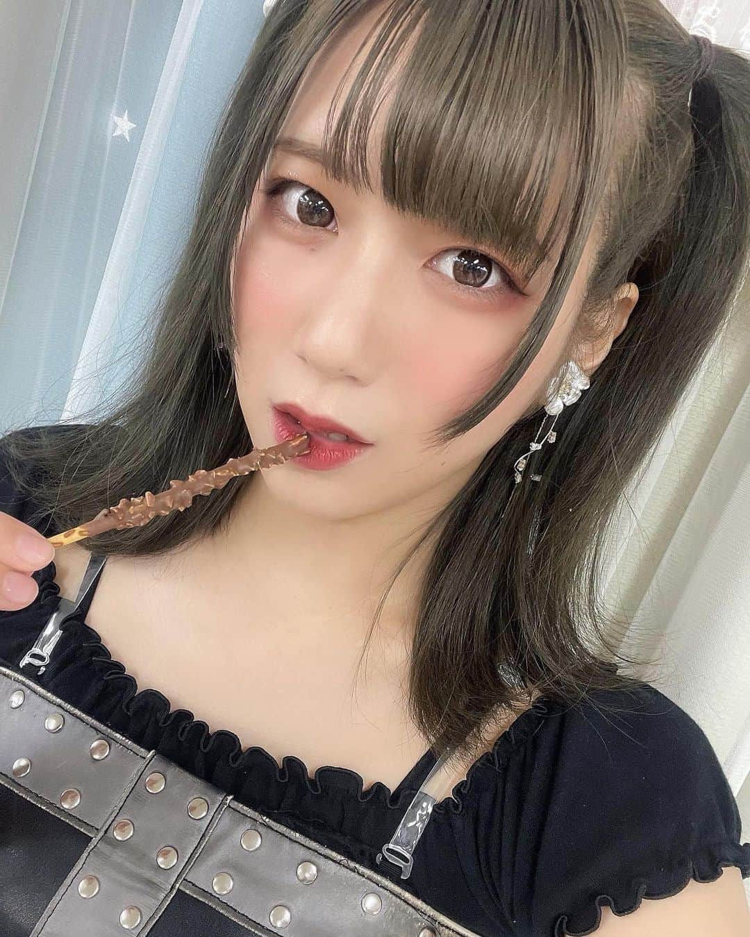 美羽えりさんのインスタグラム写真 - (美羽えりInstagram)「ポッキーの日大遅刻(̨̡ ᯅ̈ )̧̢(̨̡ ᯅ̈ )̧̢՞🍫ｱﾜﾜﾜ . ﾊﾟｸｯ . #ポッキーの日 #プリッツの日 #1111  #ハーフツイン #ツインテール  #オリーブカラー #アイドル #pocky #pockyday #twintail #japaneseidol #photography」11月14日 12時45分 - erimihane02