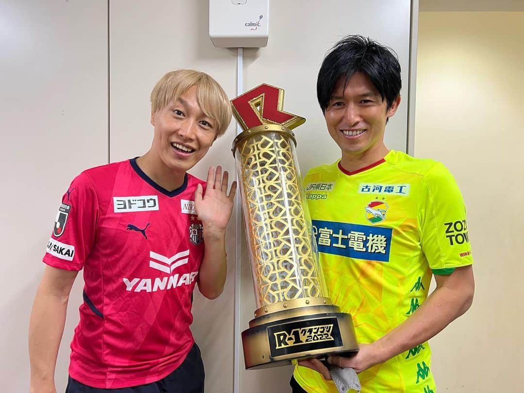 増嶋竜也さんのインスタグラム写真 - (増嶋竜也Instagram)「本日19時からフジテレビの「99人の壁」サッカー知識王決定戦にブロッカーとして出演します。 レジェンドが凄過ぎて、緊張で…  とにかく拍手は全力で頑張ってきました！！  ワールドカップもあと少し！ もっと盛り上がるように注目していただきたいです！  #99人の壁  #壁になる意識はありました #拍手と笑顔は優勝だったはず #芸人さんをあらためて尊敬 #お見送り芸人しんいち  #最高に良い人でした #増嶋竜也 #もっと頑張りなさい」11月14日 12時49分 - masushima_tatsuya