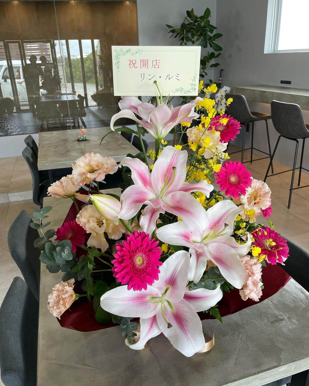 SKYtomoさんのインスタグラム写真 - (SKYtomoInstagram)「お花も続々と届きました😭 みなさん本当にありがとうございます😊 いよいよ明日オープンです。 これからよろしくお願いします。  cafe surin @cafe_surin」11月14日 12時55分 - skytomo