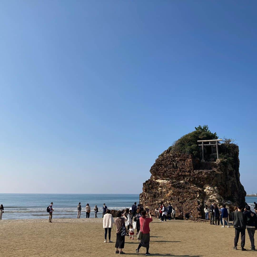 しんたさんのインスタグラム写真 - (しんたInstagram)「先週末、土曜日早朝から友人と 出雲大社へ向けて一泊2日 往復1,120キロの弾丸ツアーに行って来ました😊  往復運転したけど思ってたより疲れもせず楽しめましたよ☺️  境港水木しげるロードにうちの奥さんがいた❗️😂  #おっさん2人 #弾丸ツアー #出雲大社 #稲佐の浜 #檜皮葺き #松江城 #宍道湖 #美保神社 #境港市 #水木しげるロード #ゲゲゲの鬼太郎 #猫娘 #かいがん #特上海鮮丼」11月14日 13時11分 - shinta67