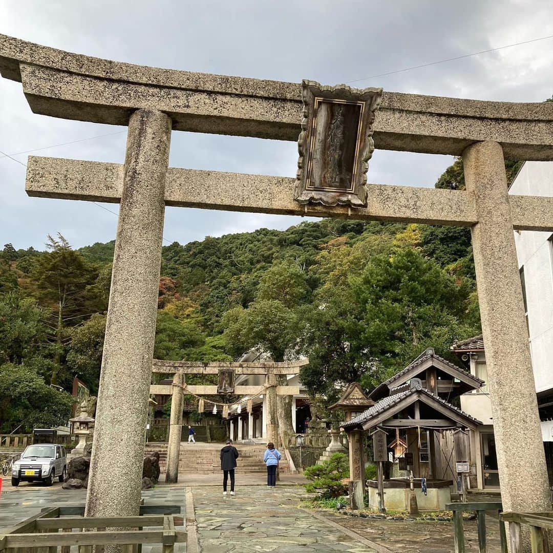 しんたさんのインスタグラム写真 - (しんたInstagram)「先週末、土曜日早朝から友人と 出雲大社へ向けて一泊2日 往復1,120キロの弾丸ツアーに行って来ました😊  往復運転したけど思ってたより疲れもせず楽しめましたよ☺️  境港水木しげるロードにうちの奥さんがいた❗️😂  #おっさん2人 #弾丸ツアー #出雲大社 #稲佐の浜 #檜皮葺き #松江城 #宍道湖 #美保神社 #境港市 #水木しげるロード #ゲゲゲの鬼太郎 #猫娘 #かいがん #特上海鮮丼」11月14日 13時11分 - shinta67