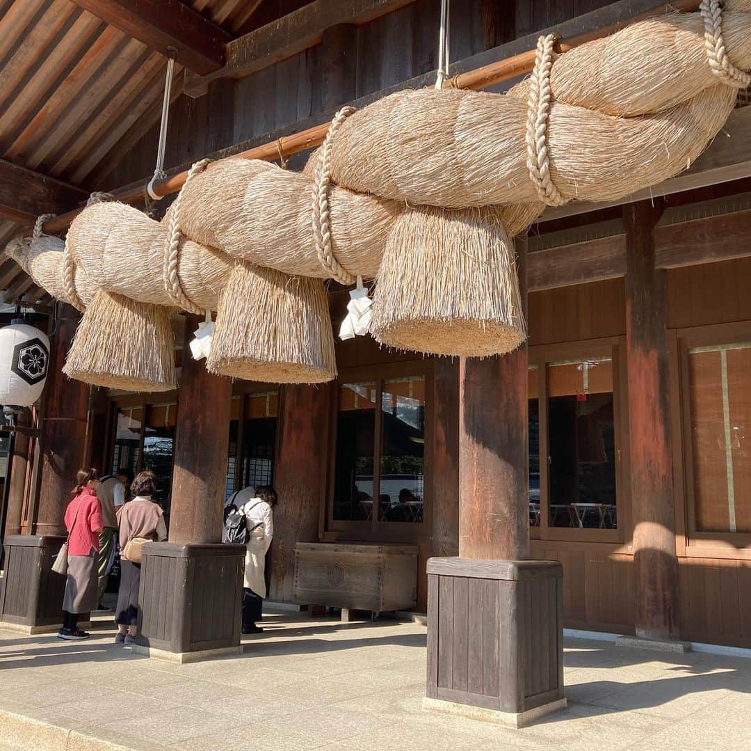 しんたさんのインスタグラム写真 - (しんたInstagram)「先週末、土曜日早朝から友人と 出雲大社へ向けて一泊2日 往復1,120キロの弾丸ツアーに行って来ました😊  往復運転したけど思ってたより疲れもせず楽しめましたよ☺️  境港水木しげるロードにうちの奥さんがいた❗️😂  #おっさん2人 #弾丸ツアー #出雲大社 #稲佐の浜 #檜皮葺き #松江城 #宍道湖 #美保神社 #境港市 #水木しげるロード #ゲゲゲの鬼太郎 #猫娘 #かいがん #特上海鮮丼」11月14日 13時11分 - shinta67
