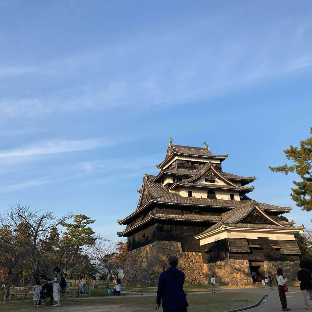 しんたさんのインスタグラム写真 - (しんたInstagram)「先週末、土曜日早朝から友人と 出雲大社へ向けて一泊2日 往復1,120キロの弾丸ツアーに行って来ました😊  往復運転したけど思ってたより疲れもせず楽しめましたよ☺️  境港水木しげるロードにうちの奥さんがいた❗️😂  #おっさん2人 #弾丸ツアー #出雲大社 #稲佐の浜 #檜皮葺き #松江城 #宍道湖 #美保神社 #境港市 #水木しげるロード #ゲゲゲの鬼太郎 #猫娘 #かいがん #特上海鮮丼」11月14日 13時11分 - shinta67