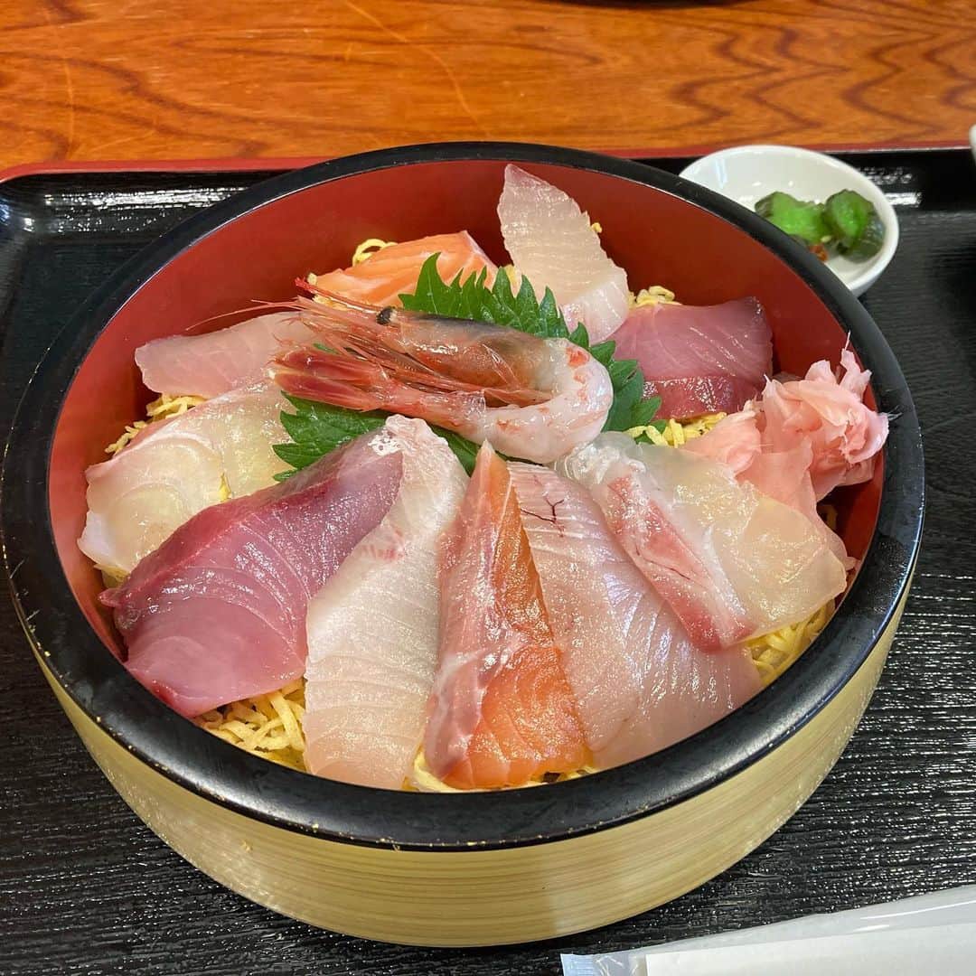 しんたさんのインスタグラム写真 - (しんたInstagram)「先週末、土曜日早朝から友人と 出雲大社へ向けて一泊2日 往復1,120キロの弾丸ツアーに行って来ました😊  往復運転したけど思ってたより疲れもせず楽しめましたよ☺️  境港水木しげるロードにうちの奥さんがいた❗️😂  #おっさん2人 #弾丸ツアー #出雲大社 #稲佐の浜 #檜皮葺き #松江城 #宍道湖 #美保神社 #境港市 #水木しげるロード #ゲゲゲの鬼太郎 #猫娘 #かいがん #特上海鮮丼」11月14日 13時11分 - shinta67