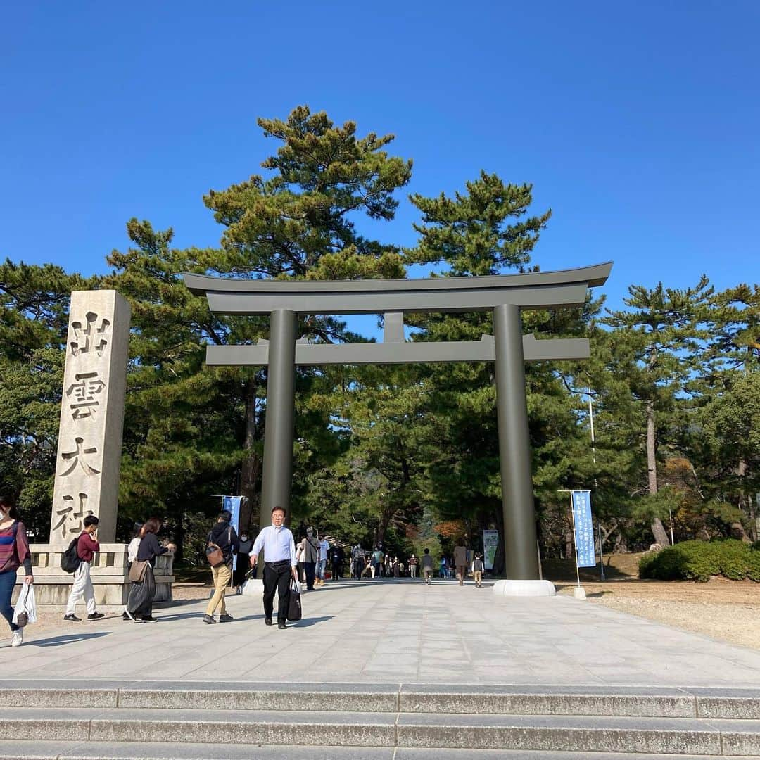 しんたのインスタグラム：「先週末、土曜日早朝から友人と 出雲大社へ向けて一泊2日 往復1,120キロの弾丸ツアーに行って来ました😊  往復運転したけど思ってたより疲れもせず楽しめましたよ☺️  境港水木しげるロードにうちの奥さんがいた❗️😂  #おっさん2人 #弾丸ツアー #出雲大社 #稲佐の浜 #檜皮葺き #松江城 #宍道湖 #美保神社 #境港市 #水木しげるロード #ゲゲゲの鬼太郎 #猫娘 #かいがん #特上海鮮丼」