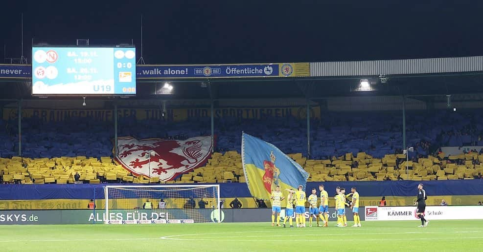 遠藤渓太のインスタグラム：「Danke für euren Unterstützung🟡🔵 2022✅ @eintrachtbraunschweig1895」