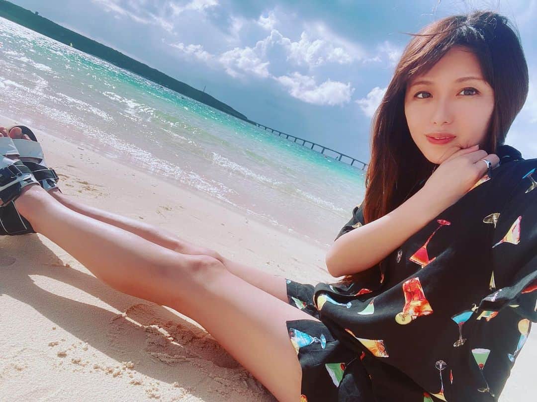 藤井舞のインスタグラム：「夏の思い出🌞🌴🌺✨  #フリーアナウンサー  #女子アナ  #女性経営者  #若手経営者  #起業家  #アナウンサー  #オーナー  #飲食店経営  #求人募集  #フォロー希望  #美容室  #東京  #赤坂  #会員制bar」