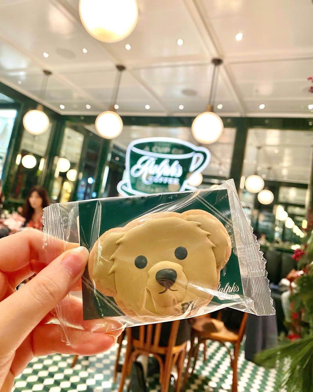 のインスタグラム：「めちゃくちゃ可愛い🧸🎄 超癒される☕️ アメリカ🇺🇸！って感じ♡ . .  #ラルフカフェ表参道 表参道 #表参道カフェ #ラルフローレン#ラルフズコーヒー #ralphscoffee」