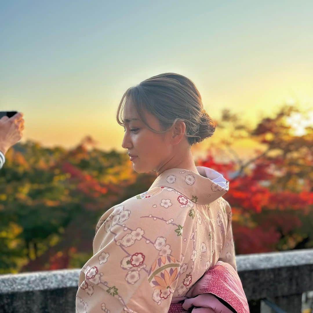 佐藤友佳さんのインスタグラム写真 - (佐藤友佳Instagram)「小学校の修学旅行ぶりの清水寺⛩ 安い値段で着物着れてヘアセットもしてもらって一日中楽しすぎた👘 #kimono #着物 #traditionalstyle  #japan #紅葉 #🍁 #👘  📸:@yamay_2525  👘:@rentalkimonookamoto」11月14日 14時56分 - yuuuka0721