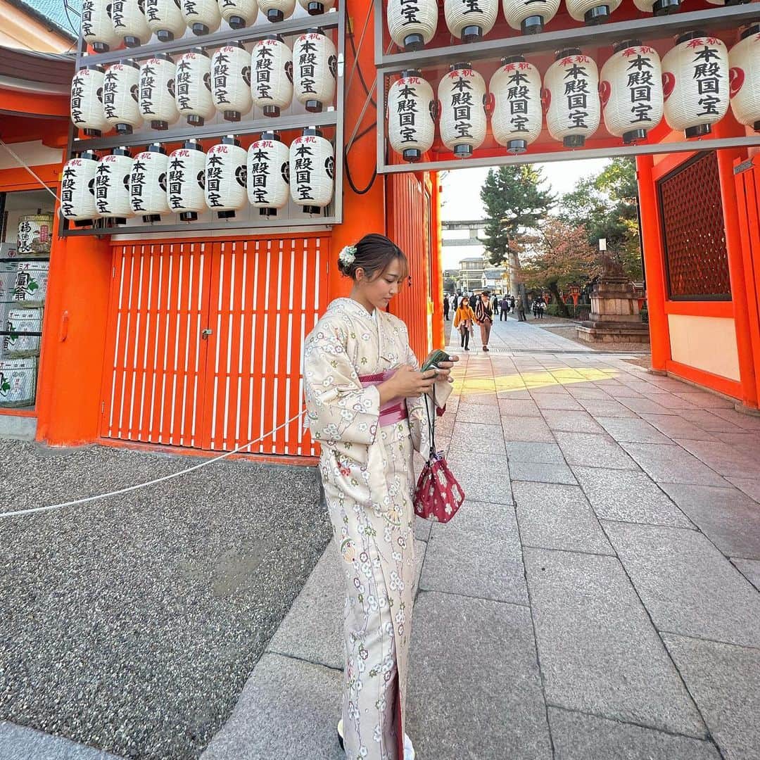 のインスタグラム：「小学校の修学旅行ぶりの清水寺⛩ 安い値段で着物着れてヘアセットもしてもらって一日中楽しすぎた👘 #kimono #着物 #traditionalstyle  #japan #紅葉 #🍁 #👘  📸:@yamay_2525  👘:@rentalkimonookamoto」