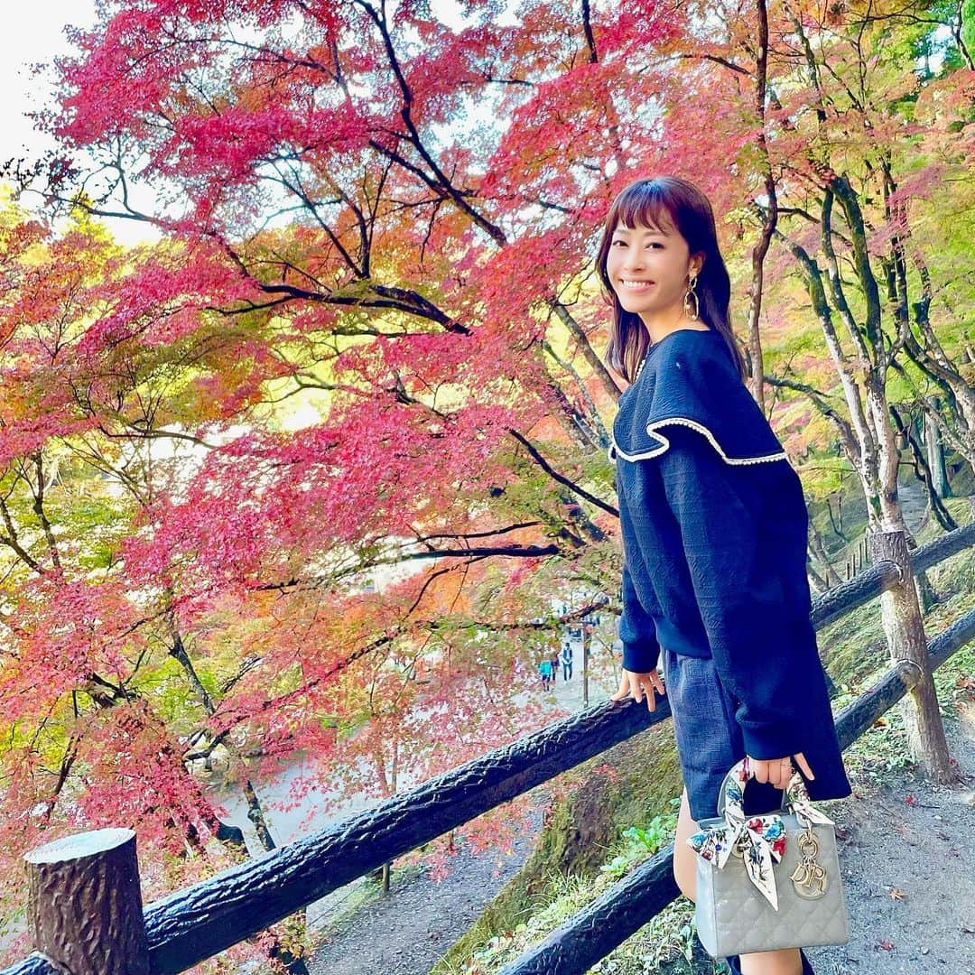 佐竹茉里奈のインスタグラム：「香嵐渓🍁 9時くらいに行くと渋滞しないよ👍 #香嵐渓#紅葉#紅葉スポット#紅葉シーズン#🍁#紅葉が綺麗#日月もなか#お茶席#川村屋#これ好き#美味しい」