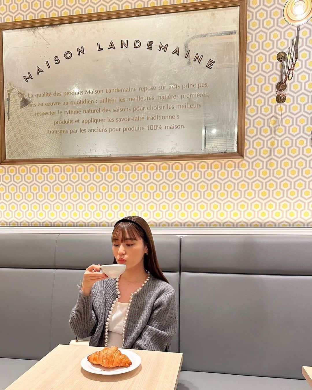 林みなほのインスタグラム：「📍MAISON LANDEMINE  cardigan… @madisonblue_official  tops… @gelatopique_official  bag… @valextra  head band… @alexandredeparis_official  pierce… @resee.official  ring… @charlottechesnaisjewelry  necklace… @naturali_jewelry   #breakfast#croissant #ootd #fashion #手首にゴムつけっぱなしにしがち  @maisonlandemaine_jp」