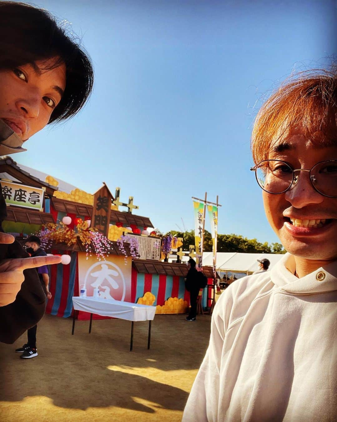 アポロン山崎さんのインスタグラム写真 - (アポロン山崎Instagram)「【大阪のおもひで】 もうだいぶ前の話のように感じますが、 10/19,20に大阪で行われた 『大阪楽市楽座』に参加させて頂きました。  俳優の荒井敦史さんがいたので、わちゃわちゃ楽しくさせて頂きました！  朝6時半からたくさんの方に並んでいただき、嬉しかったです。  占えなかった方には本当に申し訳なかったです。  また、大阪で占いイベントできるように頑張ります。  #アポロン山崎  #大阪楽市楽座 #大阪城 #大阪城夢祭  #荒井敦史 さん #俳優 #芸人 #占い #占い芸人 #ノンスタイル石田 さん #ノンスタイル　さん #nonstyle石田 さん #nonstyle さん #占いブース」11月14日 15時03分 - appollon223