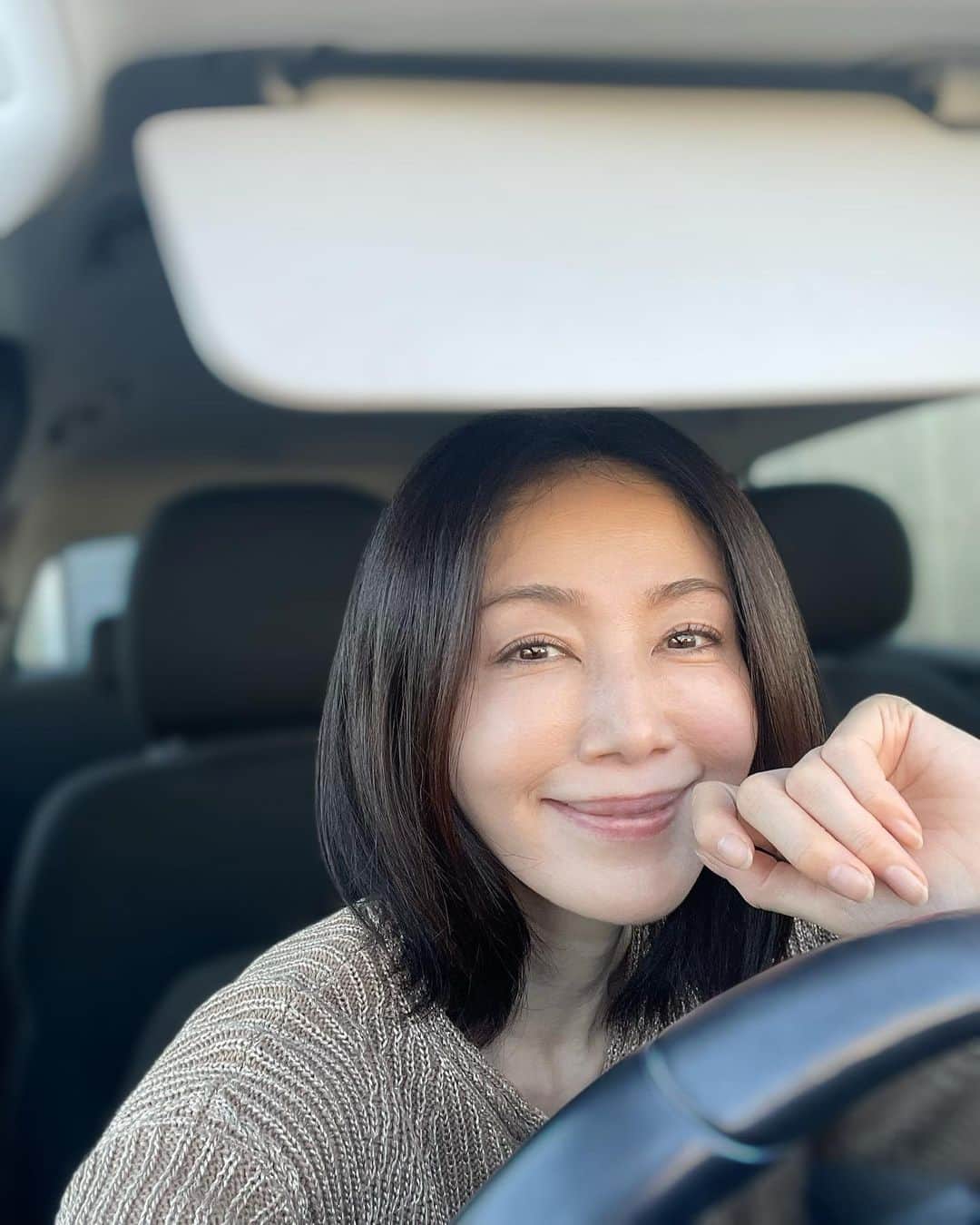 坂村かおるのインスタグラム：「今日は、不二整骨院さんへ ・ 元々、腰痛持ちなので色々試しましたが‥💦 ・ こちらに有るハイトーン治療器「ハイチャージ」を用いた治療「ハイチャージ療法」がとてもお気に入りです💕 ・  痛みの軽減や炎症の緩和、ケガの回復などはもちろんのこと、細胞レベルでエネルギーを導入し、エナルギーの発電所と言われる「ミトコンドリア」を活性化することで代謝を高めることにより、疲れた体のケアや自然治癒力の向上など様々な効果が期待できます‼️ ・  🍀スポーツや仕事による筋肉の張り、疲労性症状の改善促進 ・ 🍀細胞活性化を促進して疲労回復力（リカバリー）、免疫力強化の効果 ・ 🍀筋繊維、脂肪細胞に直接刺激が届くので、筋力強化や脂肪燃焼（ダイエット）の効果が高い ・ この治療を受けた日は、とても眠りが深く、疲労回復も早く感じます。 ・ ミトコンドリアを活性化するのでアンチエイジングにも効果があると思います💗うふ。 ・ ・  いつも「いいね！」を頂きありがとうございます。 皆さんのコメントに元気を貰っています😊  #クィーンオブ美魔女 #team美魔女 #美ST #坂村かおる #トータルビューティーアドバイザー #美しく老いる #バランス #美容 #コスメ #ファッション #今日のコーデ #トータルバランス #お洒落な人と繋がりたい #コスメ好きな人と繋がりたい #美意識高い人と繋がりたい #美魔女 #美魔女が変わる #アップデートしてる人と繋がりたい #自分らしくアップデート #ハイチャージ #ミトコンドリア #アンチエイジング効果 #痛み」
