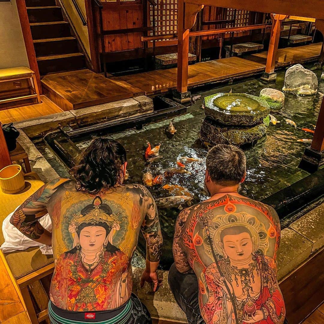 SHIGEのインスタグラム：「Love this Picture,, Thank you! @john_mendoza @pad_factory   #shige #shigetattoo #shigeyellowblaze #yellowblazetattoo #黄炎 #地蔵菩薩 #吉祥天 #日本刺青 #japanesetattoo #japaneseart #japan #jizobosatsu #kissyoten @bishoprotary #bishoprotary #bishopfamily @inkeeze #inkeeze #dipcaps @dipcaps @davincineedles @fusionink #fusionink #fusioninkproteam」