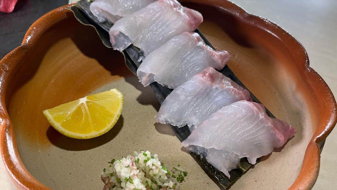 八木隆太郎さんのインスタグラム写真 - (八木隆太郎Instagram)「「王鰈」（おうちょう）という高級ブランド魚はご存知ですか？  北海道では有名な マツカワガレイのブランドです。 ところが調べてみるとブランド埋没からの脱却を図ろうとしているではありませんか。  それは防がないといけない！という使命感のもと？ 漁港、寿司屋などを取材しました。  北海道の海でも獲れるものが変わってきています。 いま獲れるものに付加価値をつけるのも大事ですよね。  取材の内容はuhbのニュースページだけでなく、 ウェブメディアのSASARUでもわかりやすく解説されていますので、 是非ご覧ください😄  #SASARU #みんテレ #uhb #マツカワガレイ #王鰈」11月14日 15時45分 - ryutaroyagi0414