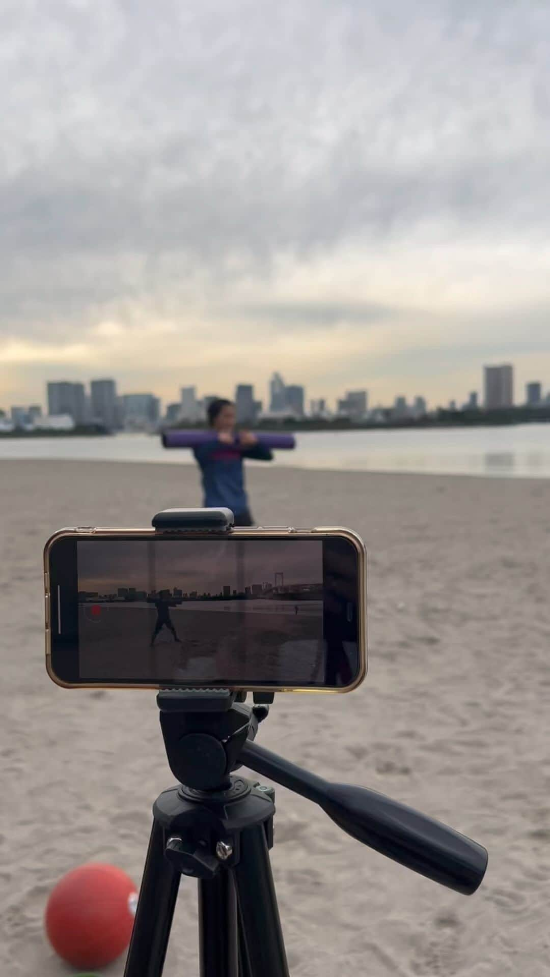 清水希容のインスタグラム：「Beach Training🏖️🏋🏻‍♀️  #beach#training#weight#浜トレ#森永製菓トレーニング」