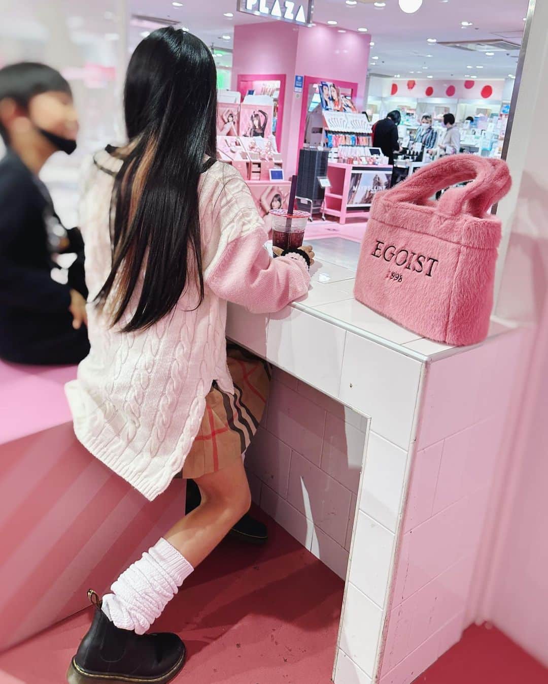 ベビちぃ。のインスタグラム：「この前はお友達といっしょに、ママに渋谷の109に連れて行ってもらいました。 制服っぽい格好でルーズ履いてタピオカ飲んでjkごっこしたよ😜💓 「これを持ってたら立派なギャル」ってママがEGOISTのバッグを買ってくれました。 109は初めて行ったけど、大人たちのほうがテンション上がってたな🤭 そのあと原宿の動物カフェに行って、ミーアキャットやフェレット、フェネックと遊んだよ💕私は原宿のほうが好き〜❣️」