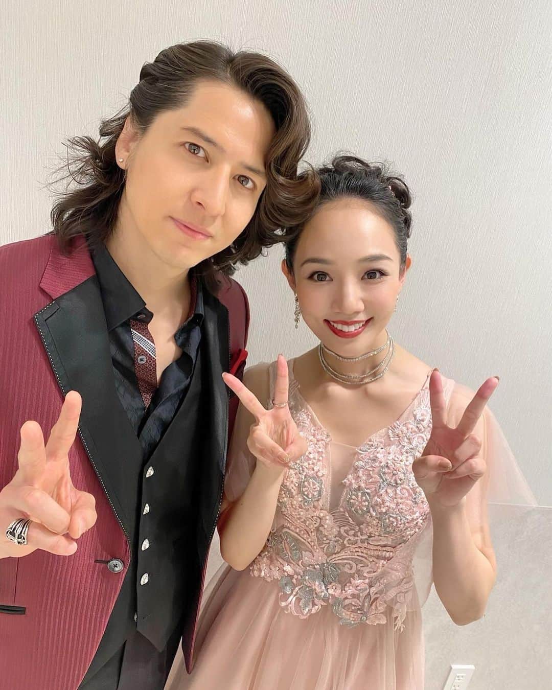 咲妃みゆのインスタグラム：「「The PARTY in PARCO劇場」 ⁡ #伊礼彼方 さん✨ 約２年ぶり(Billboard Liveぶり)の共演！ お歌の素晴らしさとトークの面白さのギャップ。。😳✨ 漲るエネルギーを余すことなくお客様とシェアなさるお姿…正しくエンターテイナーだなぁと思うのです👏 ２部のトークコーナー。私はいたって真面目にお話ししているつもりなのですが、伊礼さんからするとツッコミどころ満載らしいのです、、おかしいなぁ🤷‍♀️笑 ⁡ 伊礼さんは今後 17日(木)・18日(金)・19日(土) の公演にご出演くださいます！！ た、た、楽しみだなぁ〜😆😆😆💦」