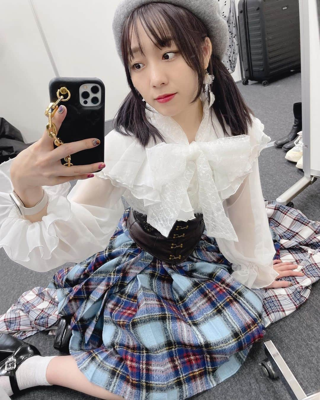 須田亜香里さんのインスタグラム写真 - (須田亜香里Instagram)「イメチェン翌日にアイドルツインテールしちゃった人👧🏻笑 ベレー帽✖️ツインテールはテッパンの組み合わせだから仕方ないよね  卒業コンサートでの総選挙メドレー衣装。 ブラウス、チェック、コルセット、オーバースカート、ベレー帽、全てが可愛い衣装💙  #SKE48 #絶対インスピレーション  #現地でトーク会 #ラストは動画 #須田亜香里卒業コンサート #アイドル衣装」11月14日 16時11分 - akarisuda