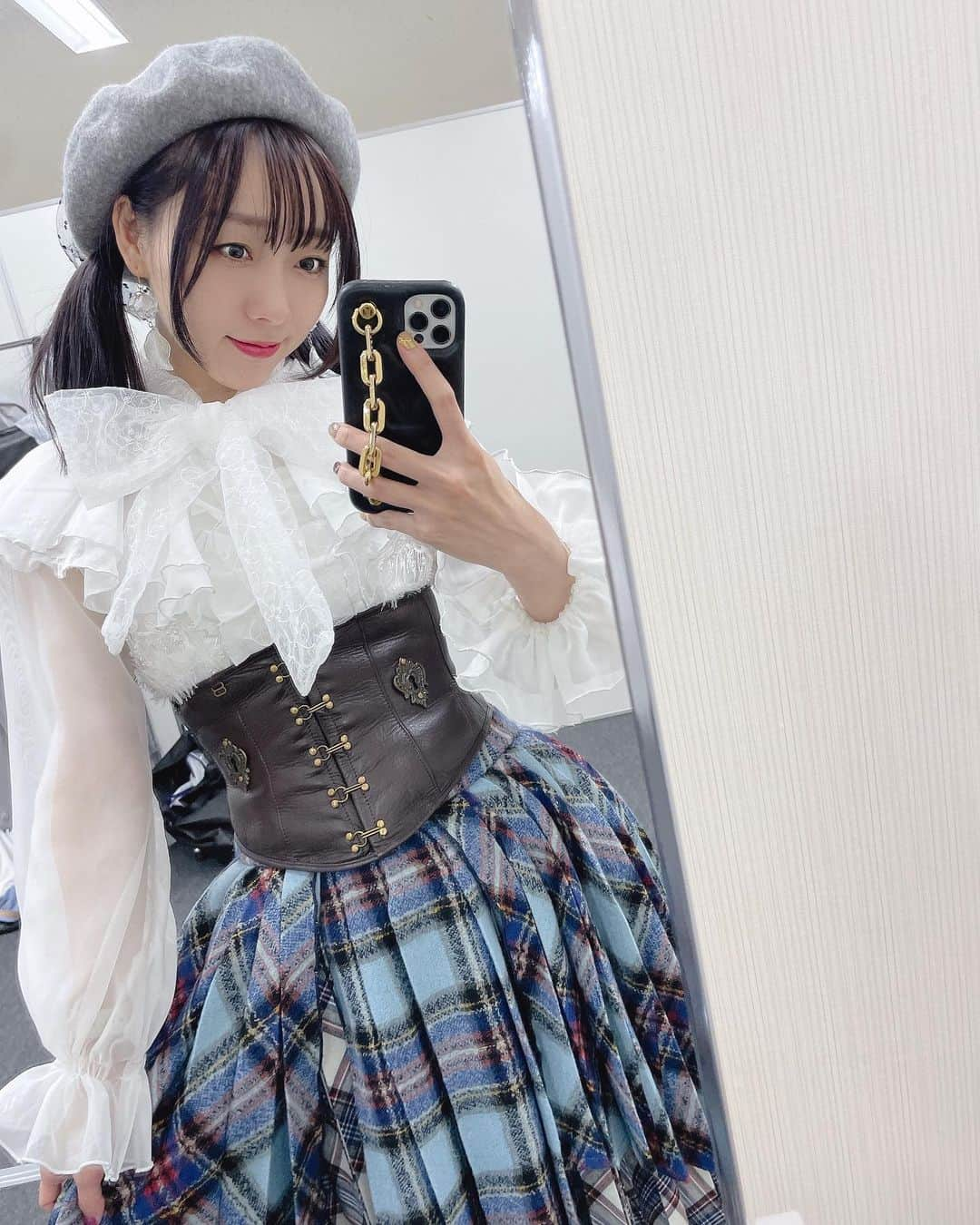 須田亜香里さんのインスタグラム写真 - (須田亜香里Instagram)「イメチェン翌日にアイドルツインテールしちゃった人👧🏻笑 ベレー帽✖️ツインテールはテッパンの組み合わせだから仕方ないよね  卒業コンサートでの総選挙メドレー衣装。 ブラウス、チェック、コルセット、オーバースカート、ベレー帽、全てが可愛い衣装💙  #SKE48 #絶対インスピレーション  #現地でトーク会 #ラストは動画 #須田亜香里卒業コンサート #アイドル衣装」11月14日 16時11分 - akarisuda