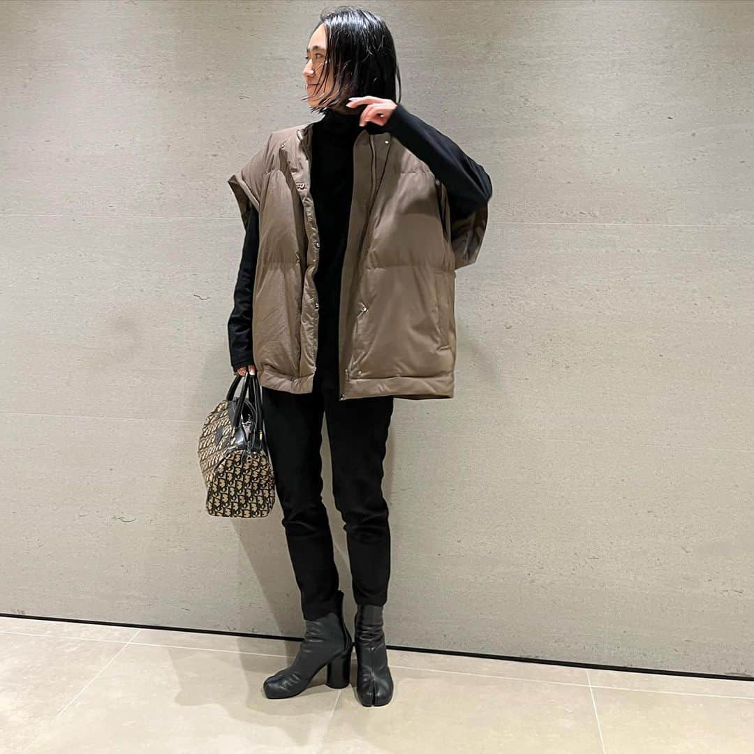 金子綾さんのインスタグラム写真 - (金子綾Instagram)「today's... #ootd  #akcloset   やっとダウンが着れる時期がきた♡ コラボして作った何wayにもなるダウン。 今日は1番軽いバージョン。 裾も腕も外してベストで。」11月14日 16時45分 - ayaaa0707