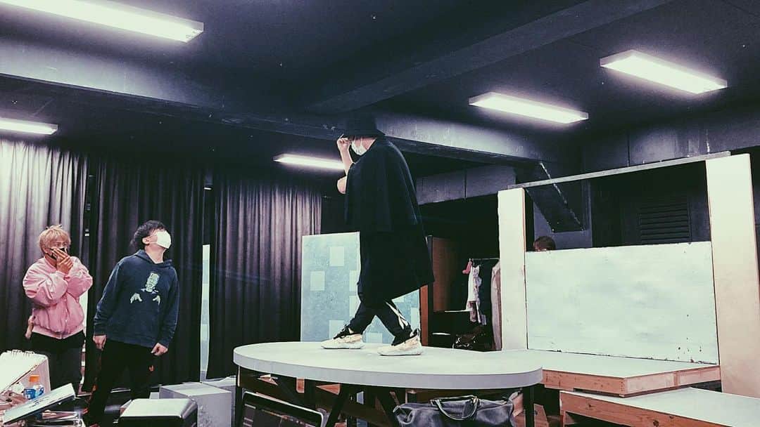 榊原徹士さんのインスタグラム写真 - (榊原徹士Instagram)「舞台に稽古中、何してるん?? Rehearsal of roll. WTF am I doing🥹  #stage #act #fun #suspense #comedy #サスペンスコメディというジャンル」11月14日 16時50分 - tetsujisakakibara