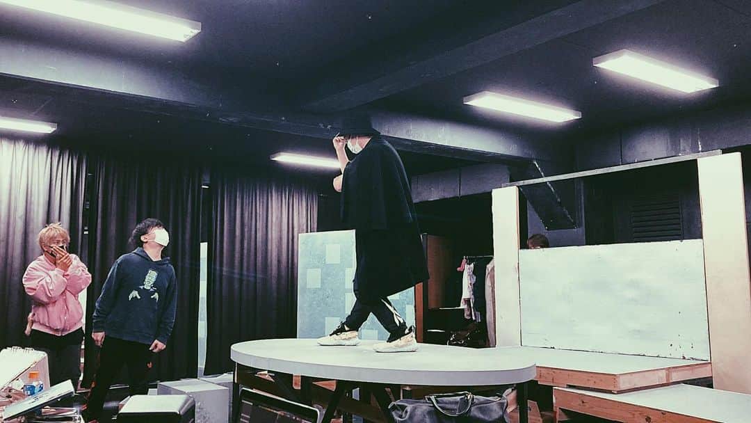 榊原徹士のインスタグラム：「舞台に稽古中、何してるん?? Rehearsal of roll. WTF am I doing🥹  #stage #act #fun #suspense #comedy #サスペンスコメディというジャンル」