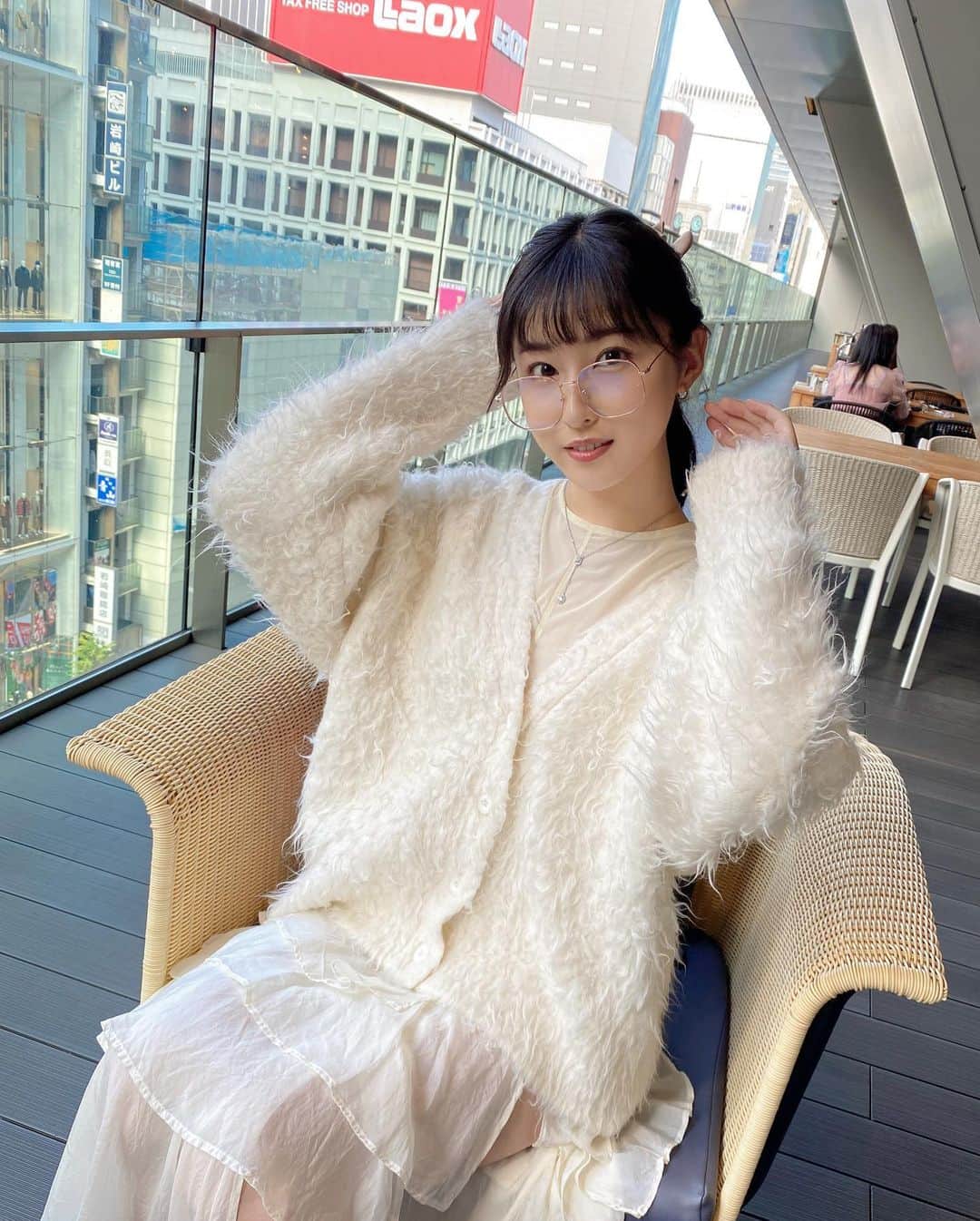 樋口光のインスタグラム：「⁡☁️🫧🕊🤍 ⁡ ふわふわニットのカーディガンに snidelのスカショーパン合わせた ホワイトコーデ 🤍𓐍𓏸𓈒 ⁡ ⁡ ⁡ ⁡ トップス @uniqlo_jp  カーディガン @maisonspecial_women  ボトムス @snidel_official  眼鏡 @snidel_official  ⁡ ⁡ ⁡ ⁡ ⁡ ⁡ #カーディガンコーデ #白コーデ #ホワイトコーデ #ユニクロ #メゾンスペシャル #スナイデル #ポニーテール #ポニテ #眼鏡女子 #伊達メガネ #whiteoutfit #uniqlo #maisonspecial #snidel #ootd4nylonjp #ootdfashion」