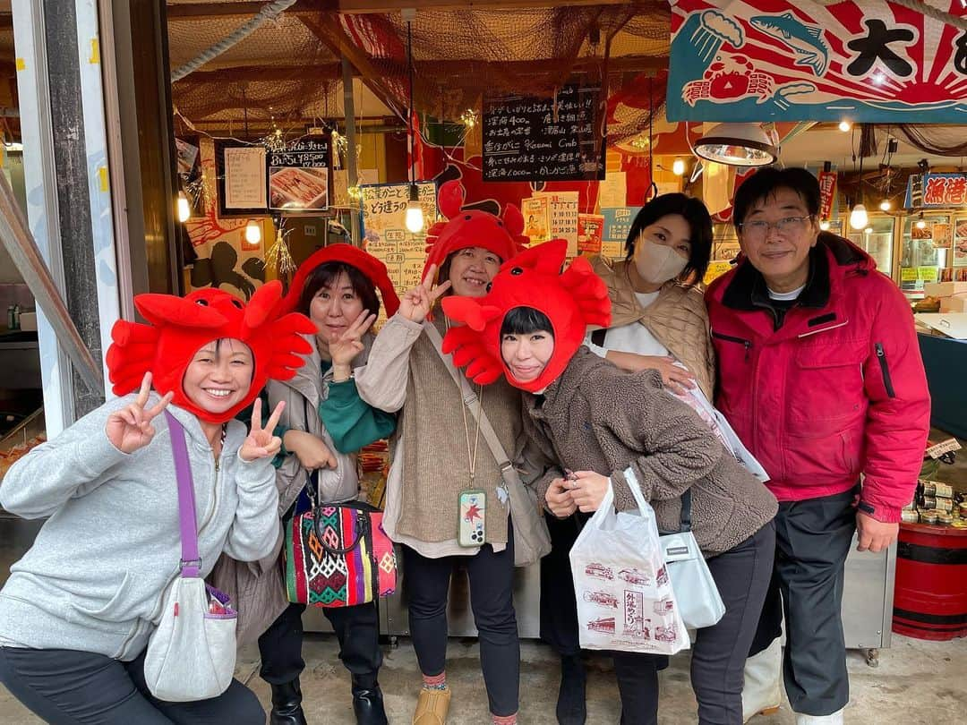 朝市広場さんのインスタグラム写真 - (朝市広場Instagram)「久々のお姉さん方😘 旅行は帰るまでが旅行やで〜！ 最後まで満喫して帰ってや😤  #かに #松葉がに #松葉ガニ #セイコガニ #せこがに #香箱がに  #かに刺し#かにすき #焼きガニ #柴山がに #津居山蟹  #カニ女 #かに好きと繋がりたい #カニ男 #かに料理 #城崎温泉街 #城崎温泉  #湯楽#朝市広場 #カニと撮影できます #カニスタグラム #全国宅配 #通販可能 #ネット通販 #japan #kinosaki #trip #crab #YouTube」11月14日 17時10分 - matsubagani_asaichihiroba