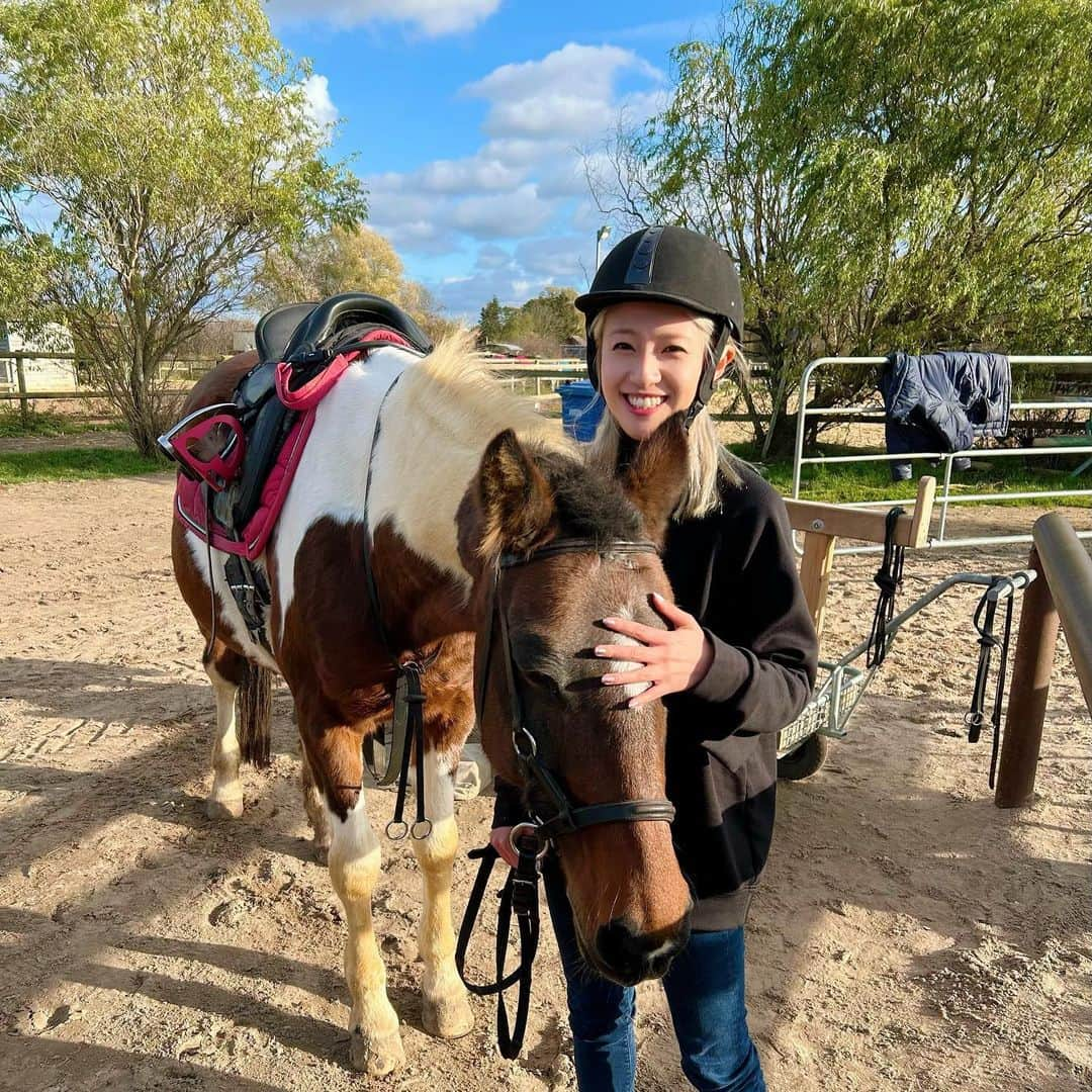 伊東楓のインスタグラム：「乗馬を再開しました❤️🐎 しれっと、上のライセンス取得を目指し、一生懸命通っていた乗馬。（馬を将軍のように乗り回すのが幼い頃からの夢） ドイツに移住してからご無沙汰だったけど、先日とうとう ここドイツで始めました🇩🇪色んな意味で、日本とはやっぱり全然違う。馬をのびのびと育てる環境は、ドイツの方が圧倒的に進んでいるなと感じました。とにかく広大な土地。とにかく、何でもやらせてみるスタイルの指導法。 ちなみにパーソナルレッスンで90分間ガッツリ乗ったけど、"push!push!"しかトレーナーさんには言われなくて（笑）、ゴリゴリ走ってへとへとでした。が、乗りやすい子だったし、とにかく猛烈に楽しすぎて、私の何かが弾けました🥳🥳🥳🥳🥳はっぴー！  #ridingahorse #horse #germany #PferdeReiten #修行中#馬が好きすぎて他に何もいらない#恋人は馬」