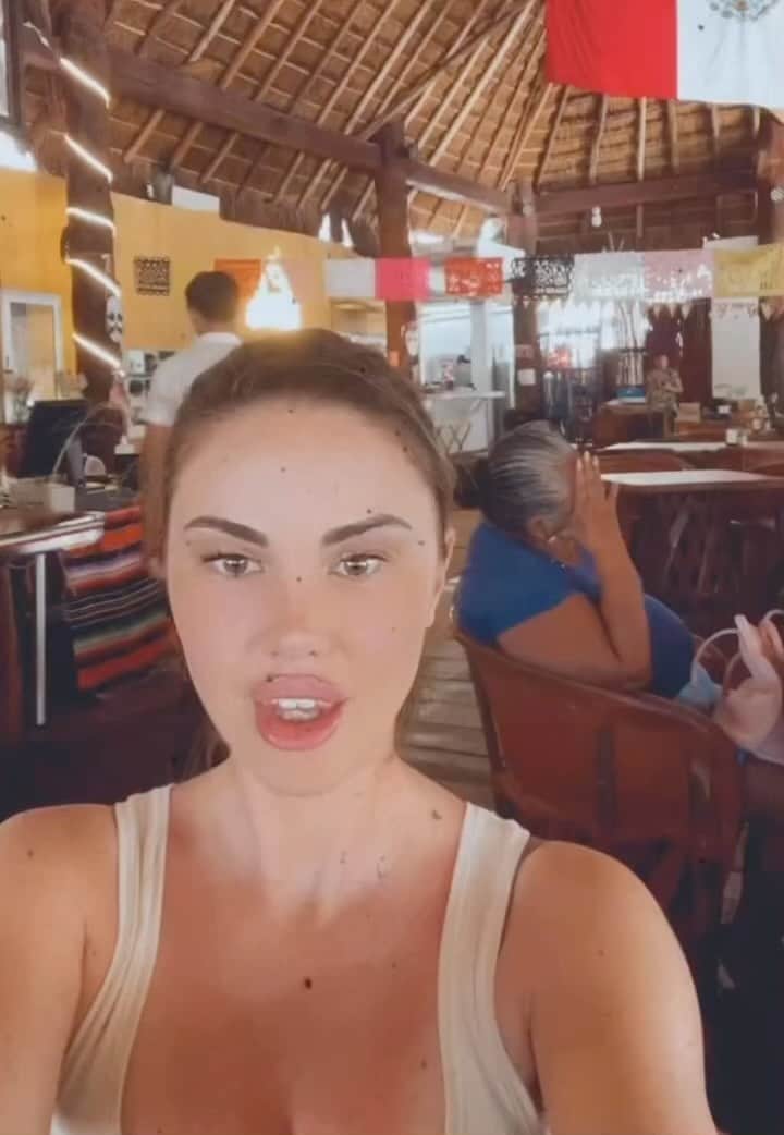 ジェイド・ニコルのインスタグラム：「A lot of starting and running a business is very hard and exhausting. 😵‍💫📈📚 It is important to get back to the fun parts some times. And drinking tequila and eating my way through dozens of restaurants both big and small in Quintana Roo 🇲🇽 is my absolute favorite way to be inspired and enjoy life 🥃 🌮 @sugartaco  🧀 @theplantbutchers  🍹 @azucartequila   Also finally got lashes again (because I hate wearing make up) and I am re obsessed @ina_lashextensions 🥰」