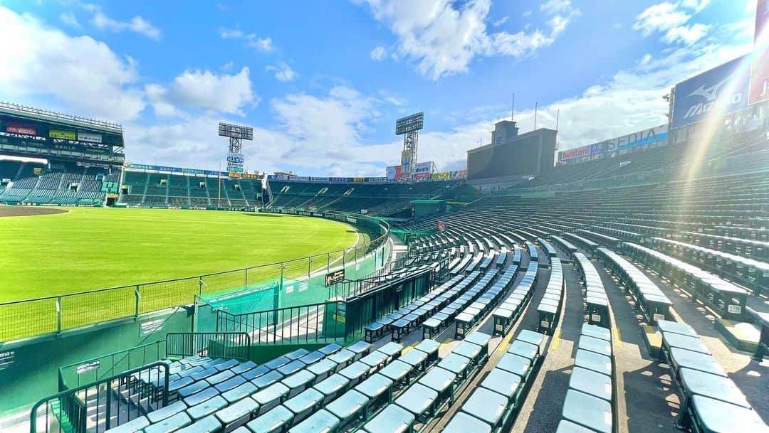 Roverさんのインスタグラム写真 - (RoverInstagram)「. 念願をこえて悲願の 阪神甲子園球場ライブ。 . . 決定しました！ . . とっても嬉しいです。 大喜びしました。 まずは、応援してくれています皆様に感謝します。 ありがとうございます！！ . . 僕は野球が下手くそです！ . . 野球のルールもたぶんあんまり知りません！ . . だけど野球を頑張ってる人が大好きです。 だから野球が好きなんだと思います。 . . もちろんサッカーも他のスポーツも好きです！ 頑張ってる人が好きです！ . . 阪神甲子園球場。 . . 正直、これは頑張ってるから決まったとかのレベルじゃないです。 野球に精通しているから、 という事でもなさそうです。 これの実現にはかなり運命的なところも入ってると思います。 . . でもこの運命が使命である限り、やるしかないです。 さらに僕たちのファンは最高に頑張ってる人ばっかりで、素敵な人だらけなので、必ずみんなとなら大成功すると信じています。 . . みんなとだから叶えられた！ . . これが僕の今の気持ちです。 . . たったひとりで甲子園に行ってみろ。 ぜったいに無理だから。 みんなです。 メンバーもスタッフも。 ファンのみんなも。 . . みんなで叶えた！ . . みんなじゃなかったら叶えられないような夢でした！ . . ほんとうにありがとう。 . . 来年の11.18。 . . まだ終わってもないけど、 今日は特別な思いなので綴らせていただきました。 . . 大人のみなさん！ 夢って。 叶うから。 子供たちに伝えなきゃ！ 大人たちも夢を。 もっと見なきゃ！！ . . こんなにも嬉しいのか。 まじもんです。 . . 夢物語で終わらなくて良かった。セーフ。 . . ベリーグッドマン。 いよいよ幕開けです！ . . . . #阪神甲子園球場100周年記念 #ベリーグッドマン #甲子園出場」11月15日 3時02分 - rover_nish