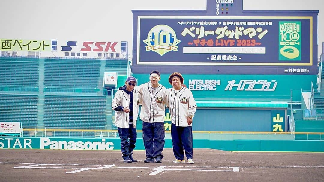 Roverさんのインスタグラム写真 - (RoverInstagram)「. 念願をこえて悲願の 阪神甲子園球場ライブ。 . . 決定しました！ . . とっても嬉しいです。 大喜びしました。 まずは、応援してくれています皆様に感謝します。 ありがとうございます！！ . . 僕は野球が下手くそです！ . . 野球のルールもたぶんあんまり知りません！ . . だけど野球を頑張ってる人が大好きです。 だから野球が好きなんだと思います。 . . もちろんサッカーも他のスポーツも好きです！ 頑張ってる人が好きです！ . . 阪神甲子園球場。 . . 正直、これは頑張ってるから決まったとかのレベルじゃないです。 野球に精通しているから、 という事でもなさそうです。 これの実現にはかなり運命的なところも入ってると思います。 . . でもこの運命が使命である限り、やるしかないです。 さらに僕たちのファンは最高に頑張ってる人ばっかりで、素敵な人だらけなので、必ずみんなとなら大成功すると信じています。 . . みんなとだから叶えられた！ . . これが僕の今の気持ちです。 . . たったひとりで甲子園に行ってみろ。 ぜったいに無理だから。 みんなです。 メンバーもスタッフも。 ファンのみんなも。 . . みんなで叶えた！ . . みんなじゃなかったら叶えられないような夢でした！ . . ほんとうにありがとう。 . . 来年の11.18。 . . まだ終わってもないけど、 今日は特別な思いなので綴らせていただきました。 . . 大人のみなさん！ 夢って。 叶うから。 子供たちに伝えなきゃ！ 大人たちも夢を。 もっと見なきゃ！！ . . こんなにも嬉しいのか。 まじもんです。 . . 夢物語で終わらなくて良かった。セーフ。 . . ベリーグッドマン。 いよいよ幕開けです！ . . . . #阪神甲子園球場100周年記念 #ベリーグッドマン #甲子園出場」11月15日 3時02分 - rover_nish