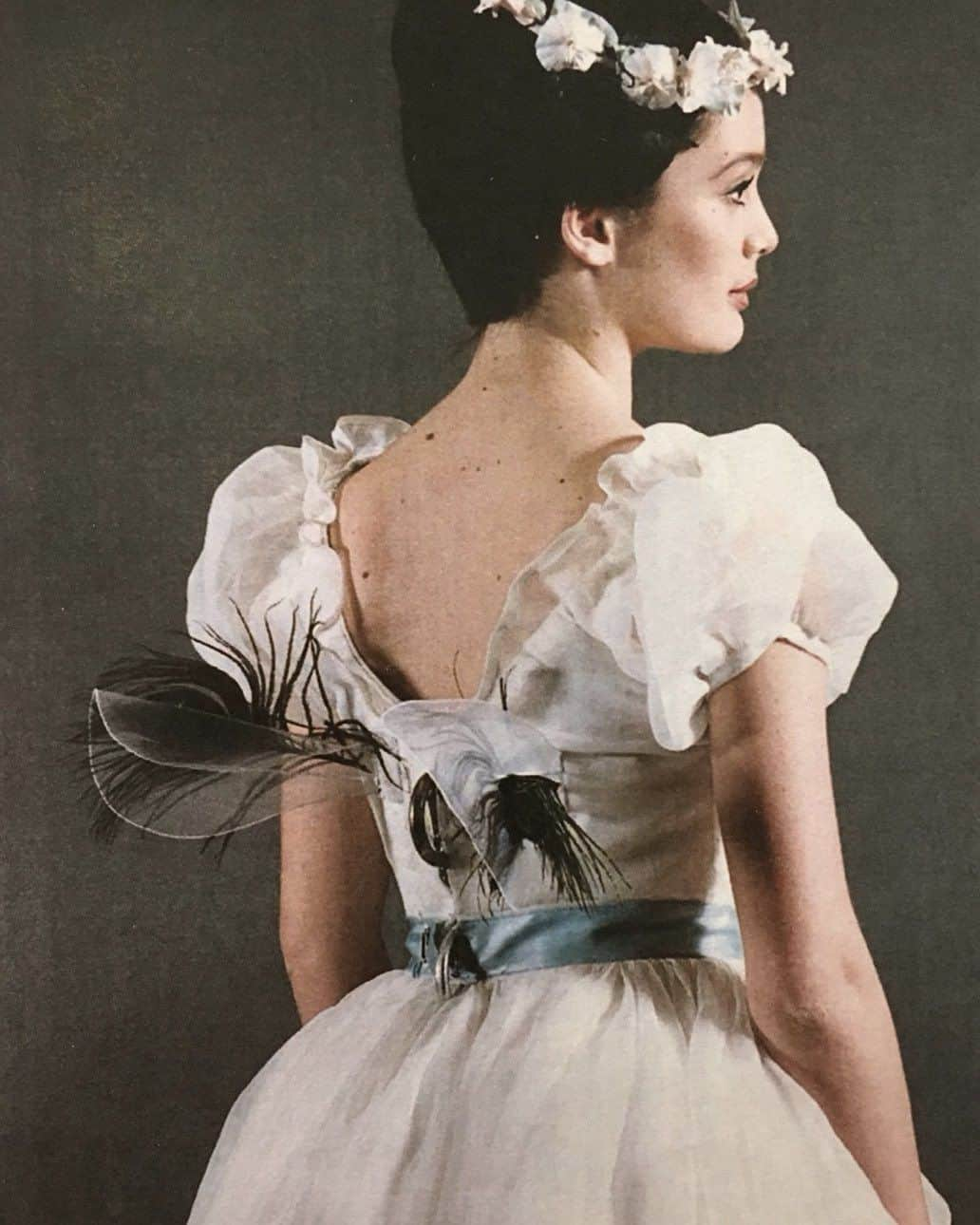 オーレリー・デュポンのインスタグラム：「Un jour à l’Opéra Garnier pour “La Sylphide” de Pierre Lacotte. Séance photo pour les détails du costume avant une représentation. #volerdesespropresailes」